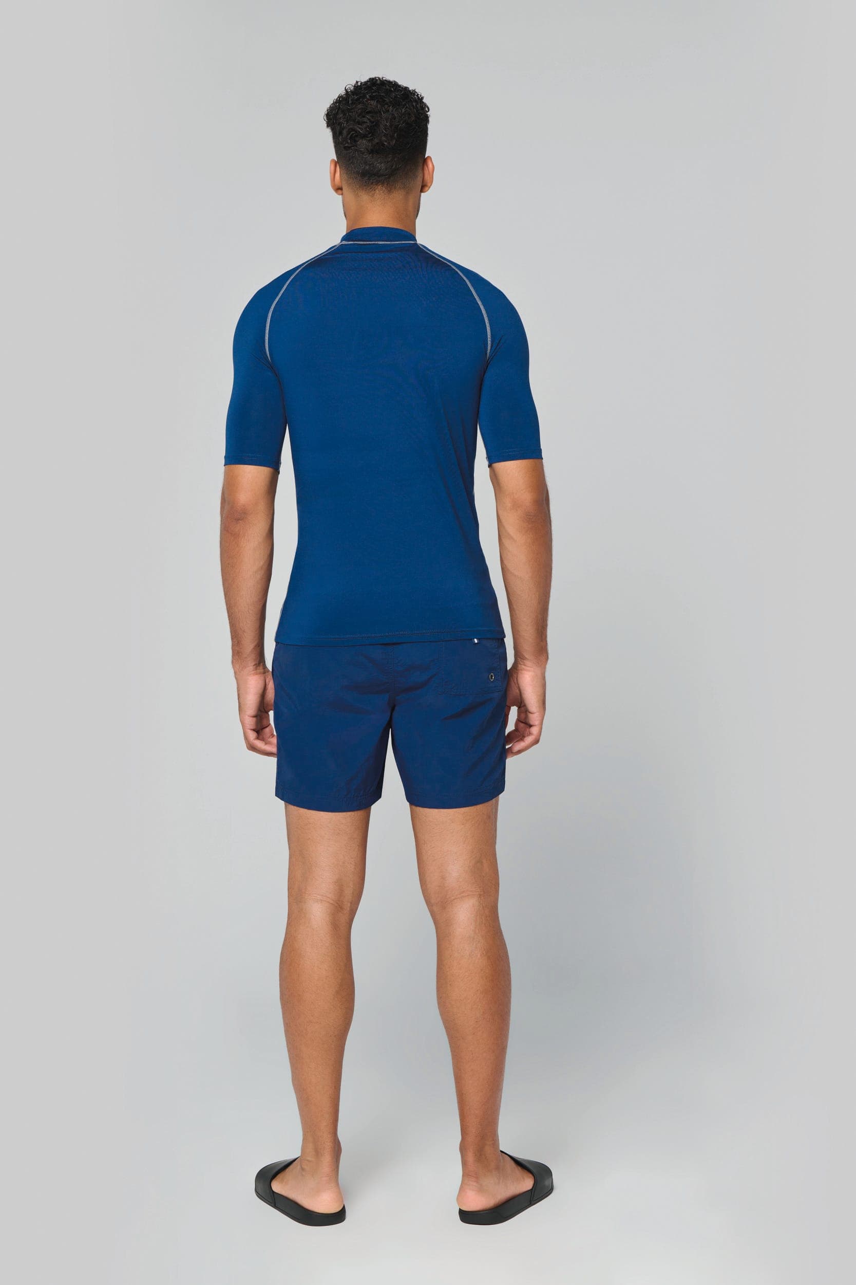 T-shirt technique à manches courtes avec protection anti-UV unisexe en situation