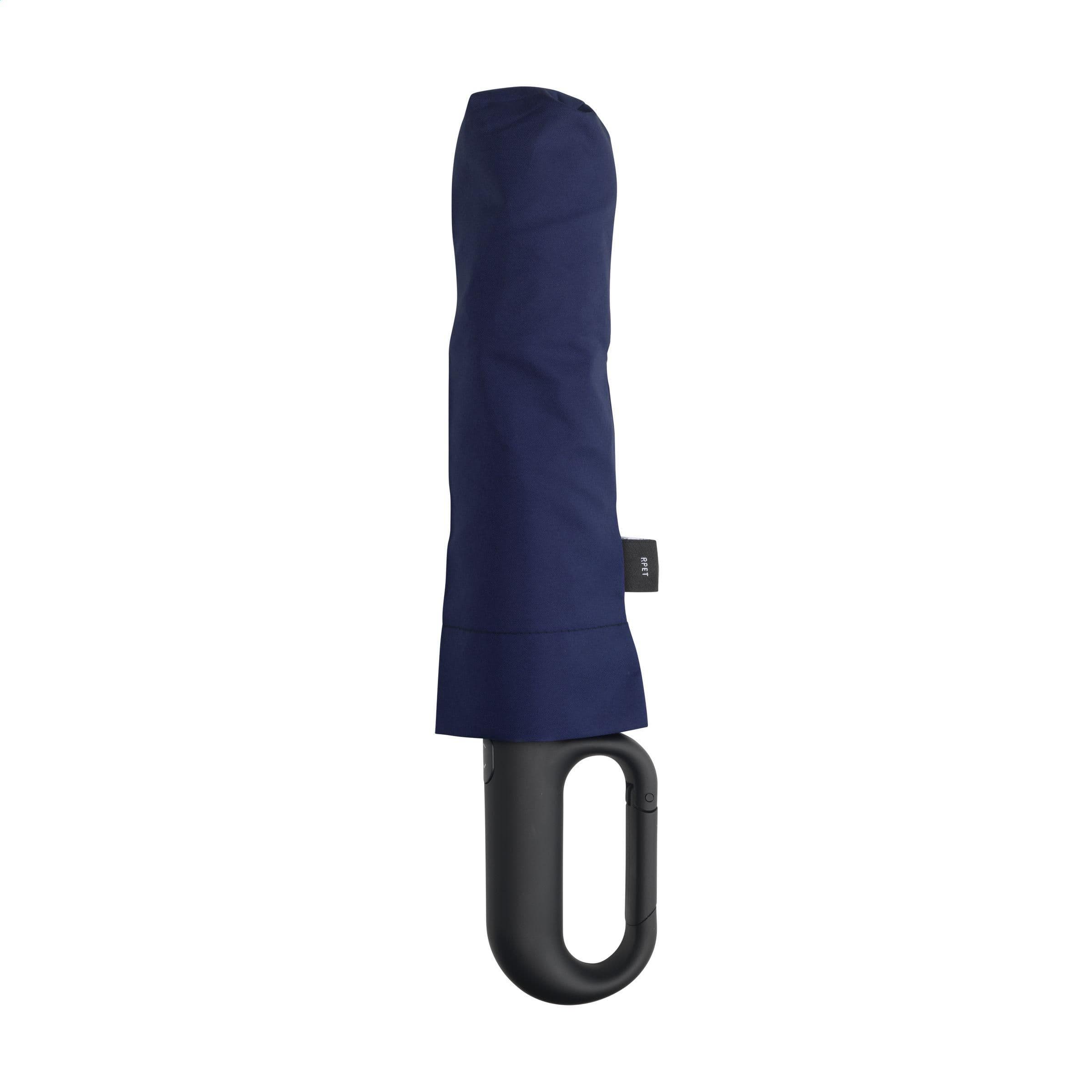 Parapluie pliable Carabiner RCS RPET 21 pouces en situation