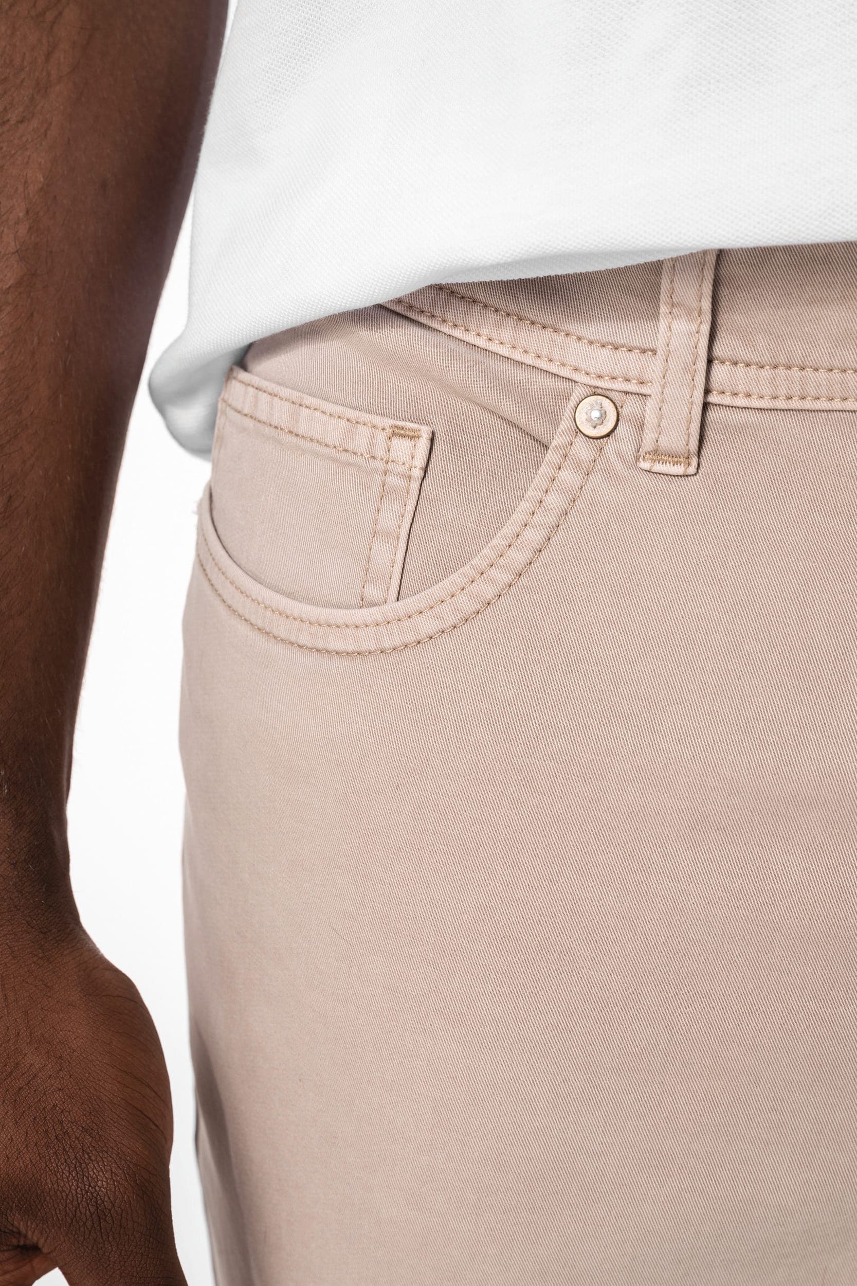 Pantalon 5 poches homme en situation