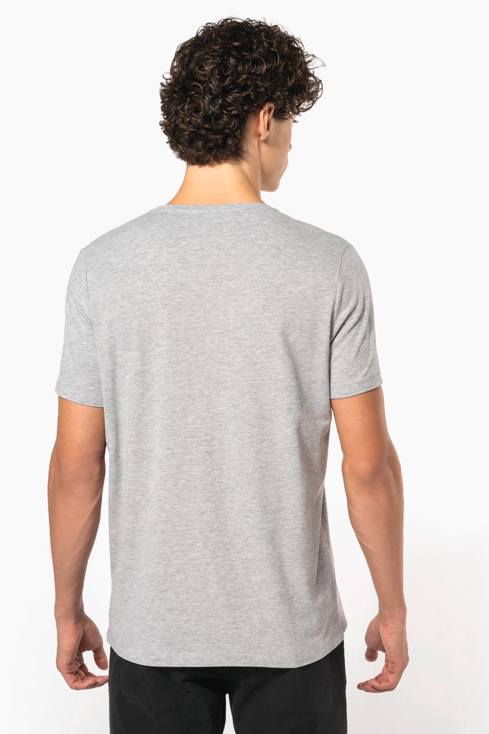 T-shirt manches courtes col V homme en situation