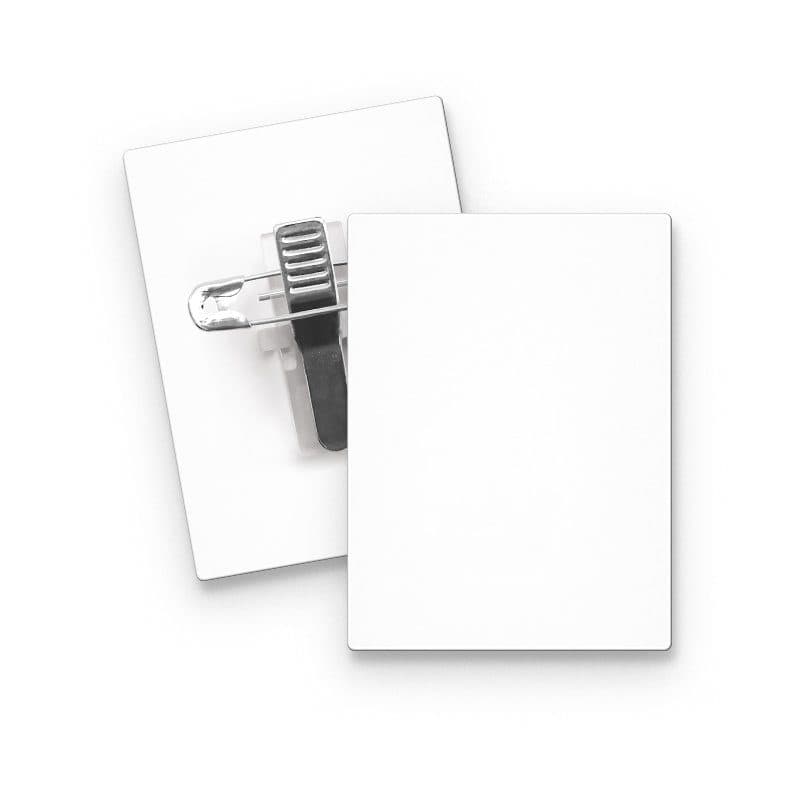 BADGE PLASTIQUE (PS) RECTANGLE 43x58 mm AVEC PINCE EPINGLE en situation