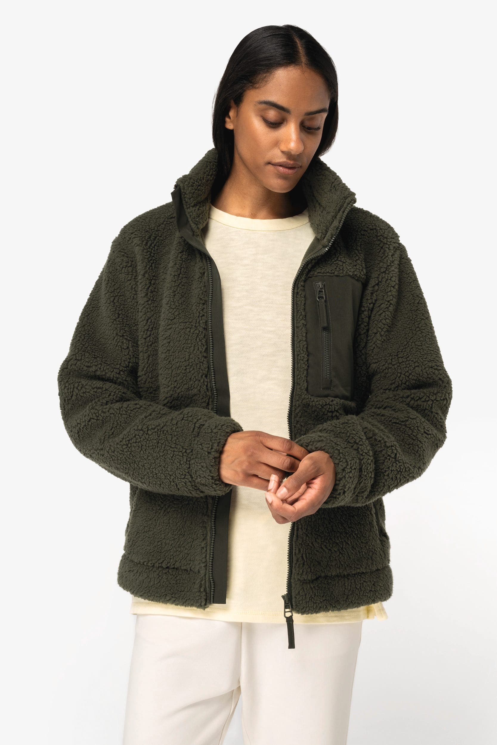 Veste écoresponsable en sherpa unisexe en situation