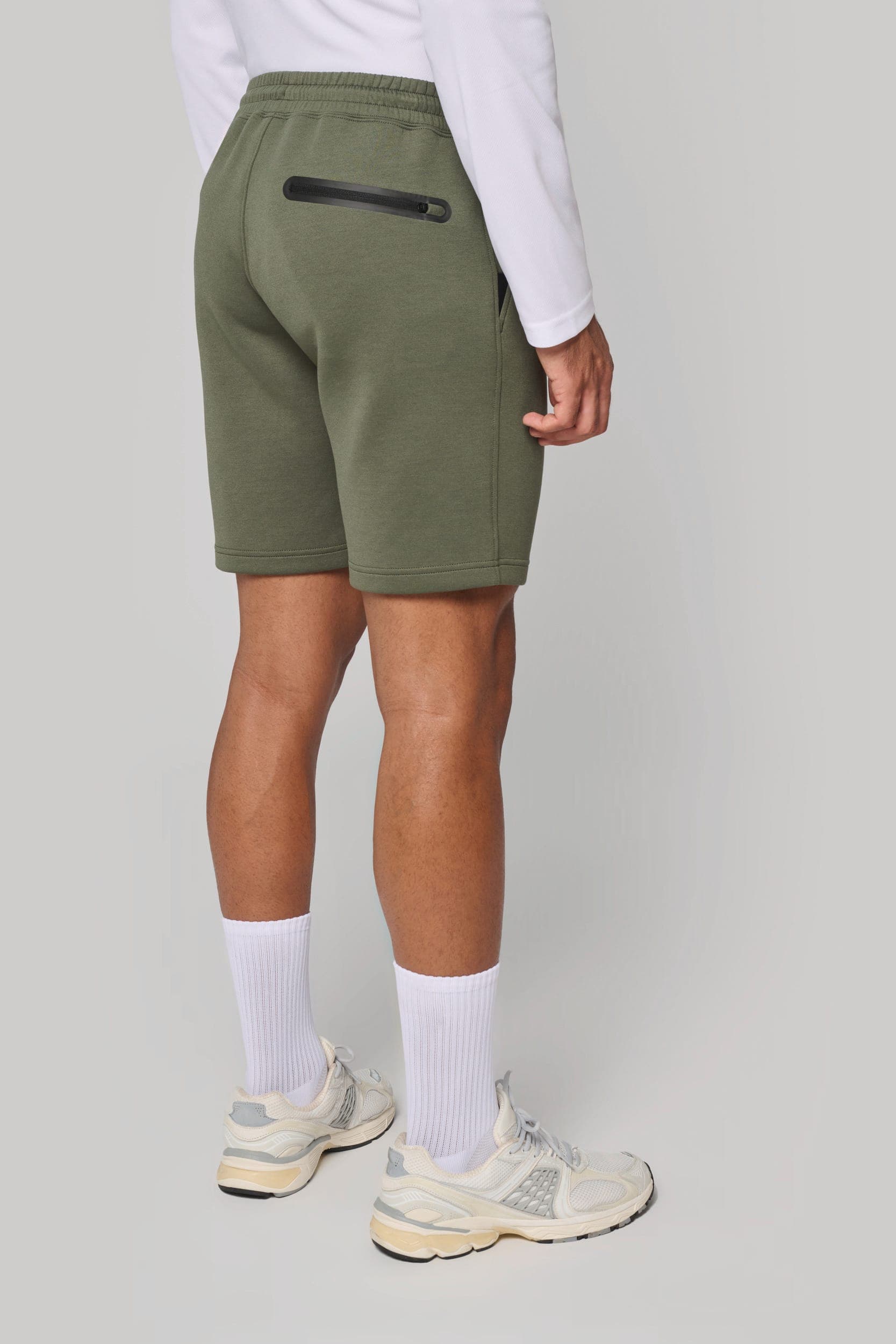 Short homme en situation