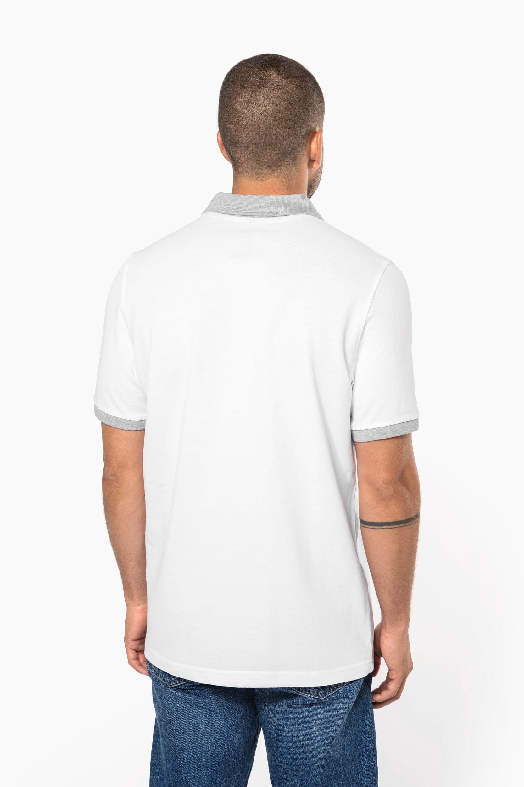 Polo piqué bicolore homme en situation