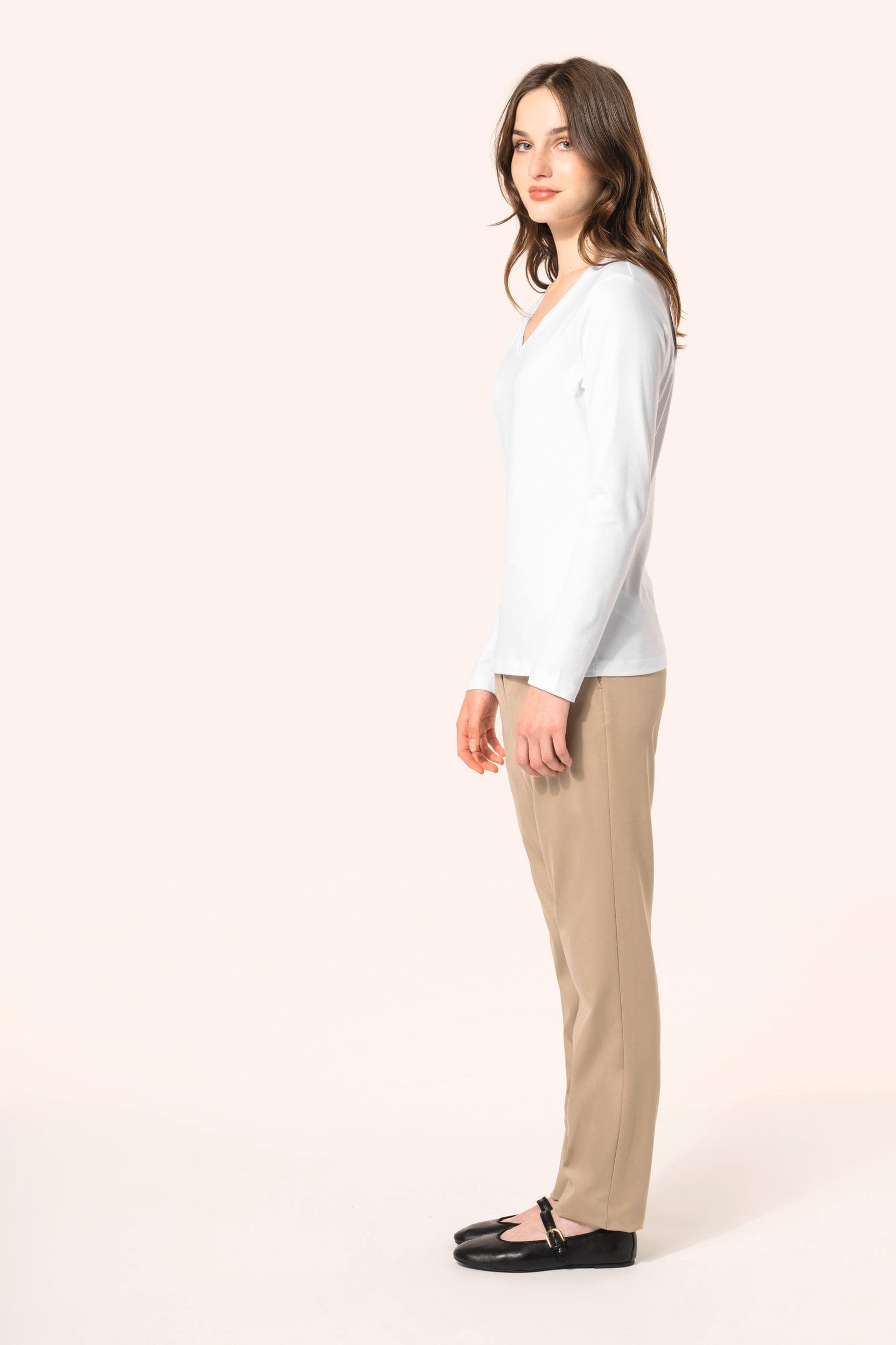 T-shirt Supima® col V manches longues femme en situation