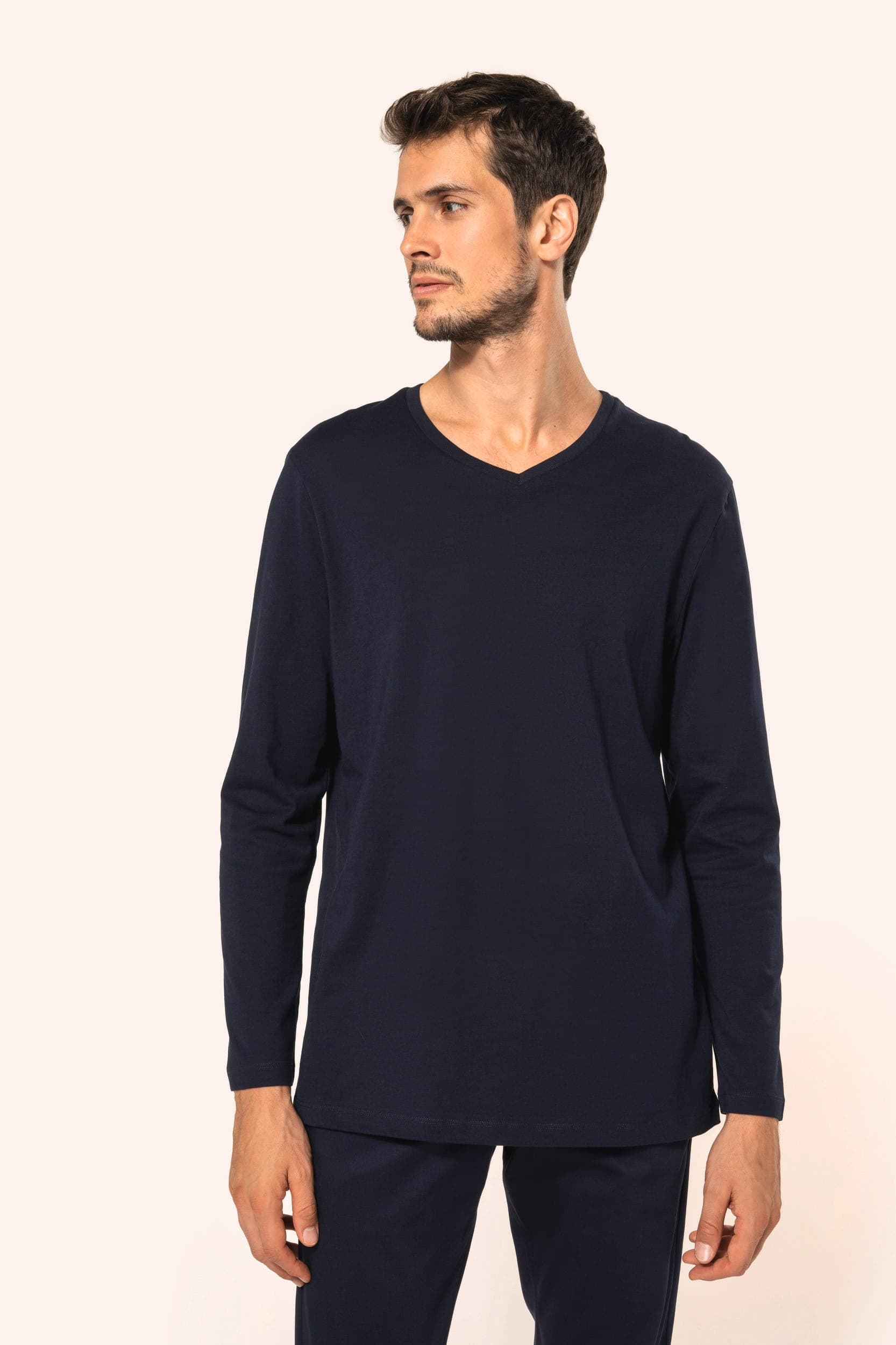 T-shirt Supima® col V manches longues homme en situation