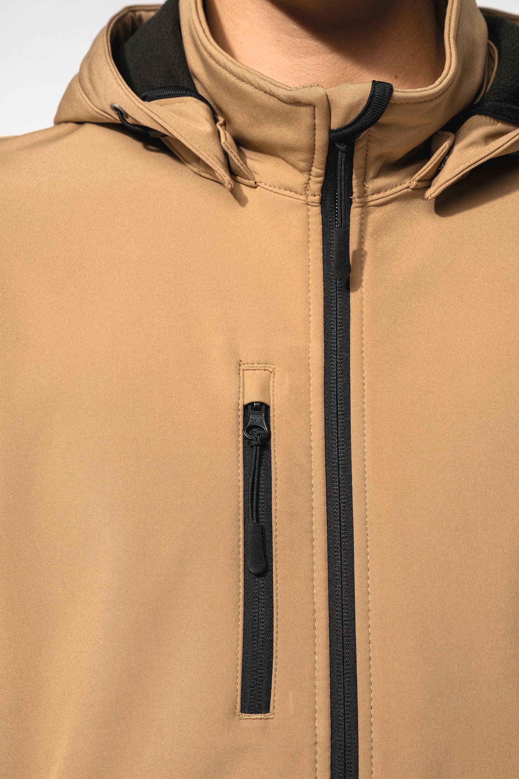 Veste Softshell 3 couches à capuche avec manches amovibles unisexe en situation