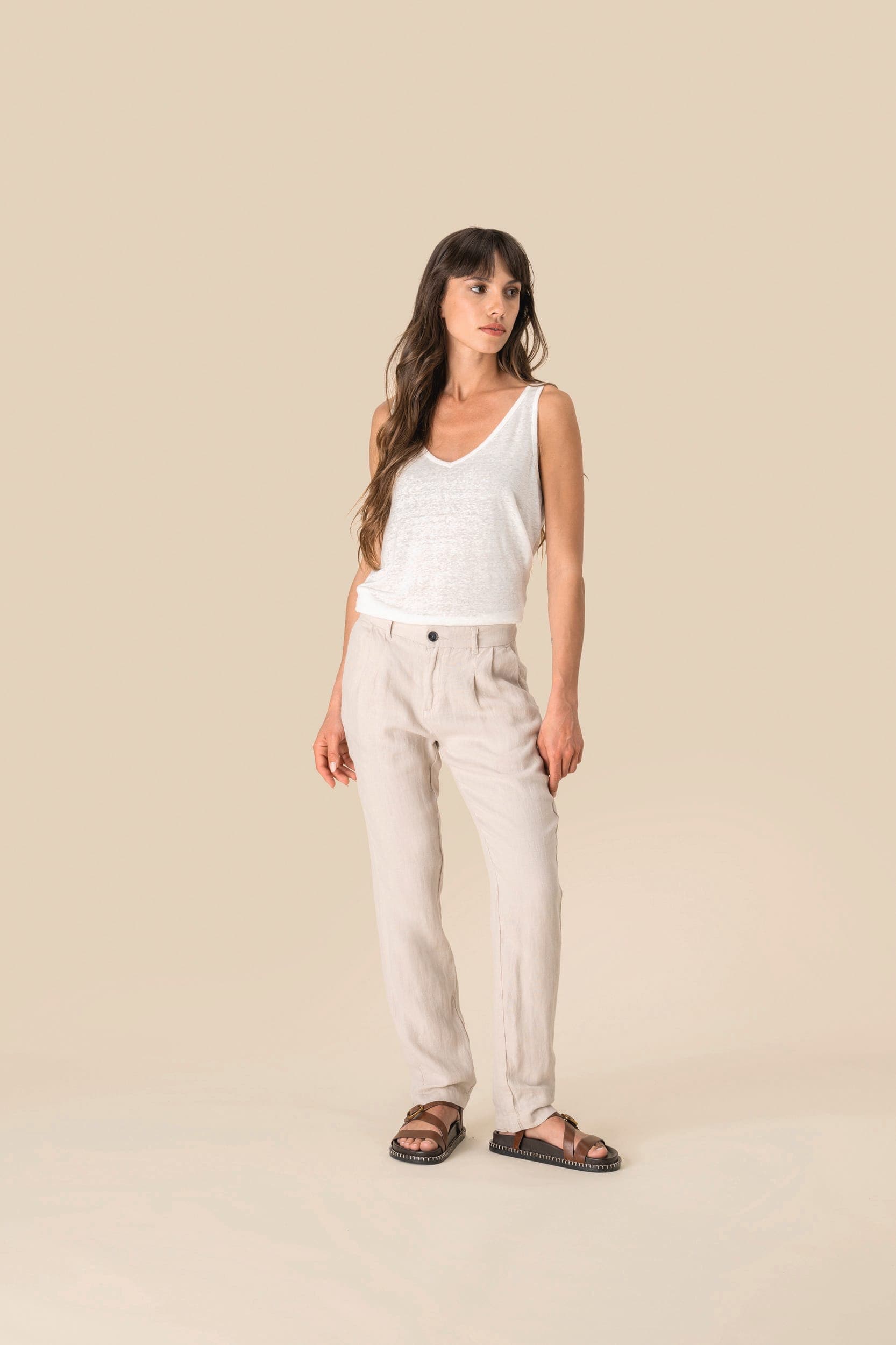 Pantalon en lin femme en situation