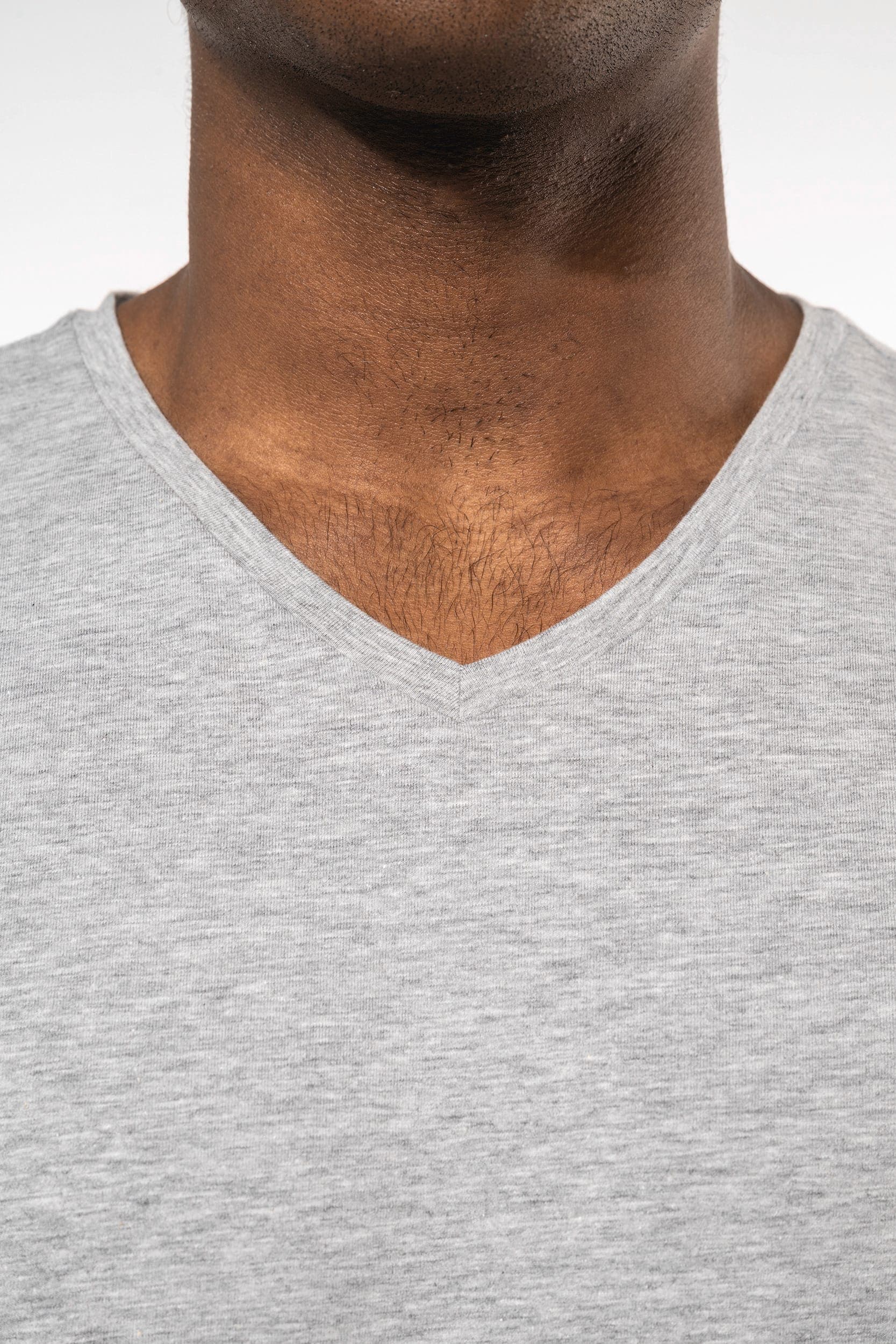 T-shirt manches courtes col V homme en situation