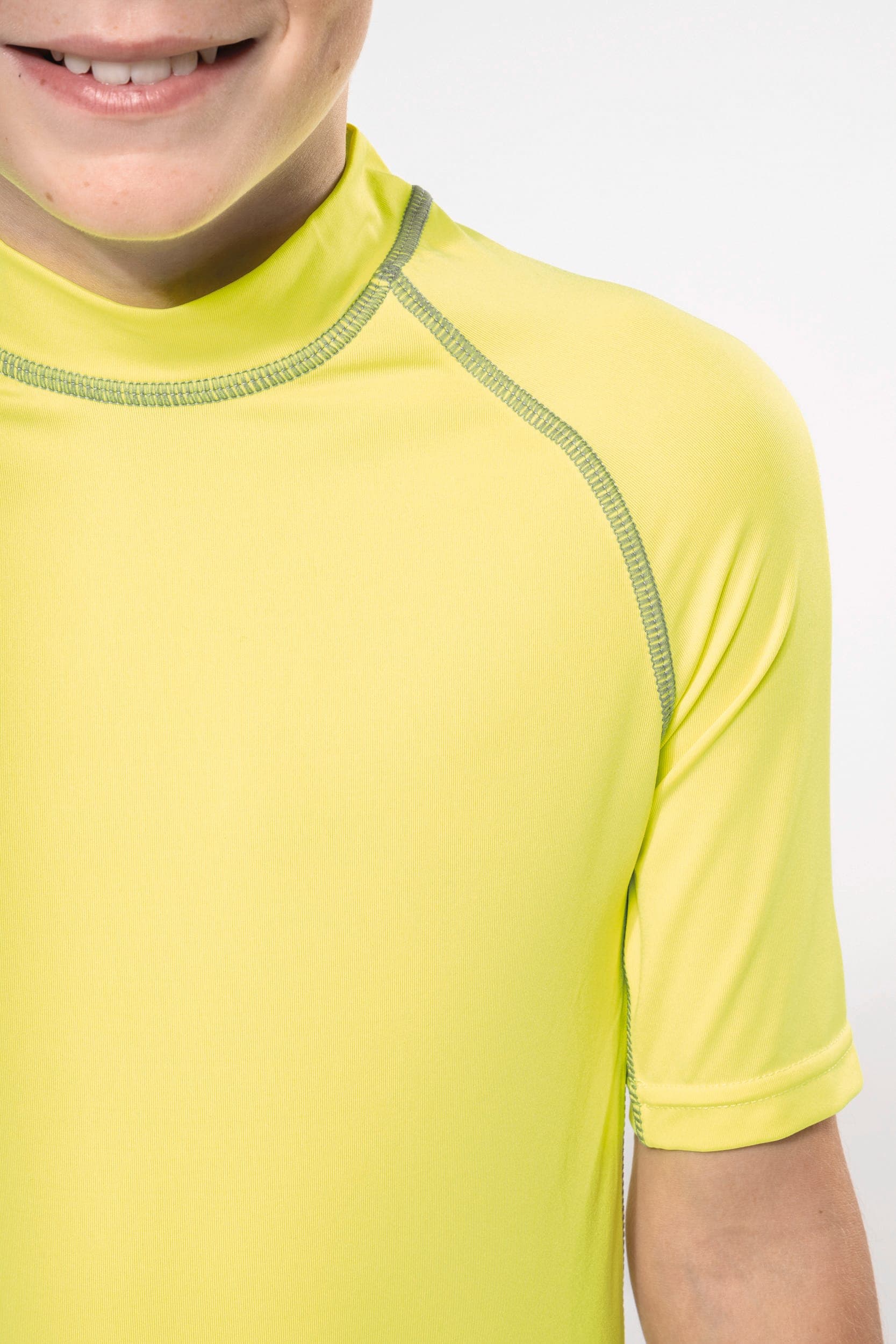 T-shirt technique à manches courtes avec protection anti-UV enfant en situation