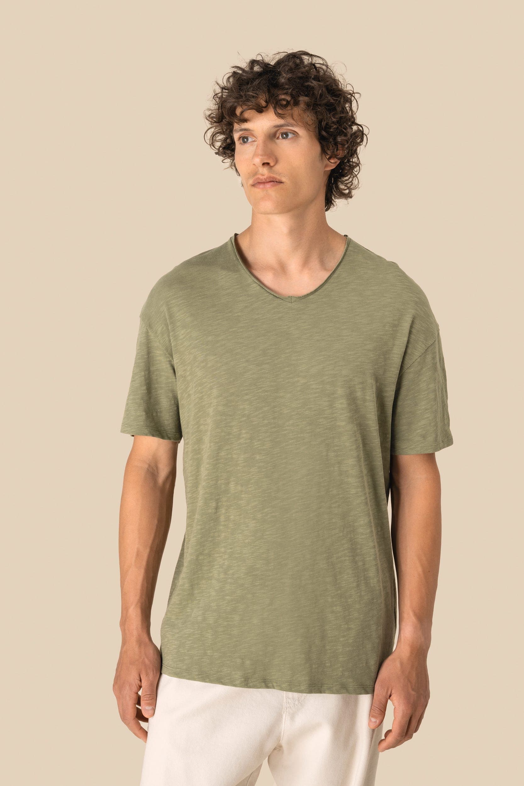T-shirt écoresponsable col slub à épaules tombantes homme en situation