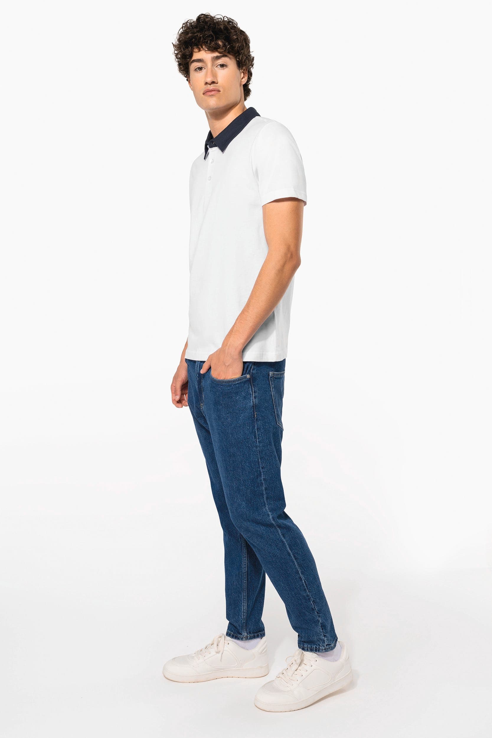 Polo jersey bicolore homme en situation