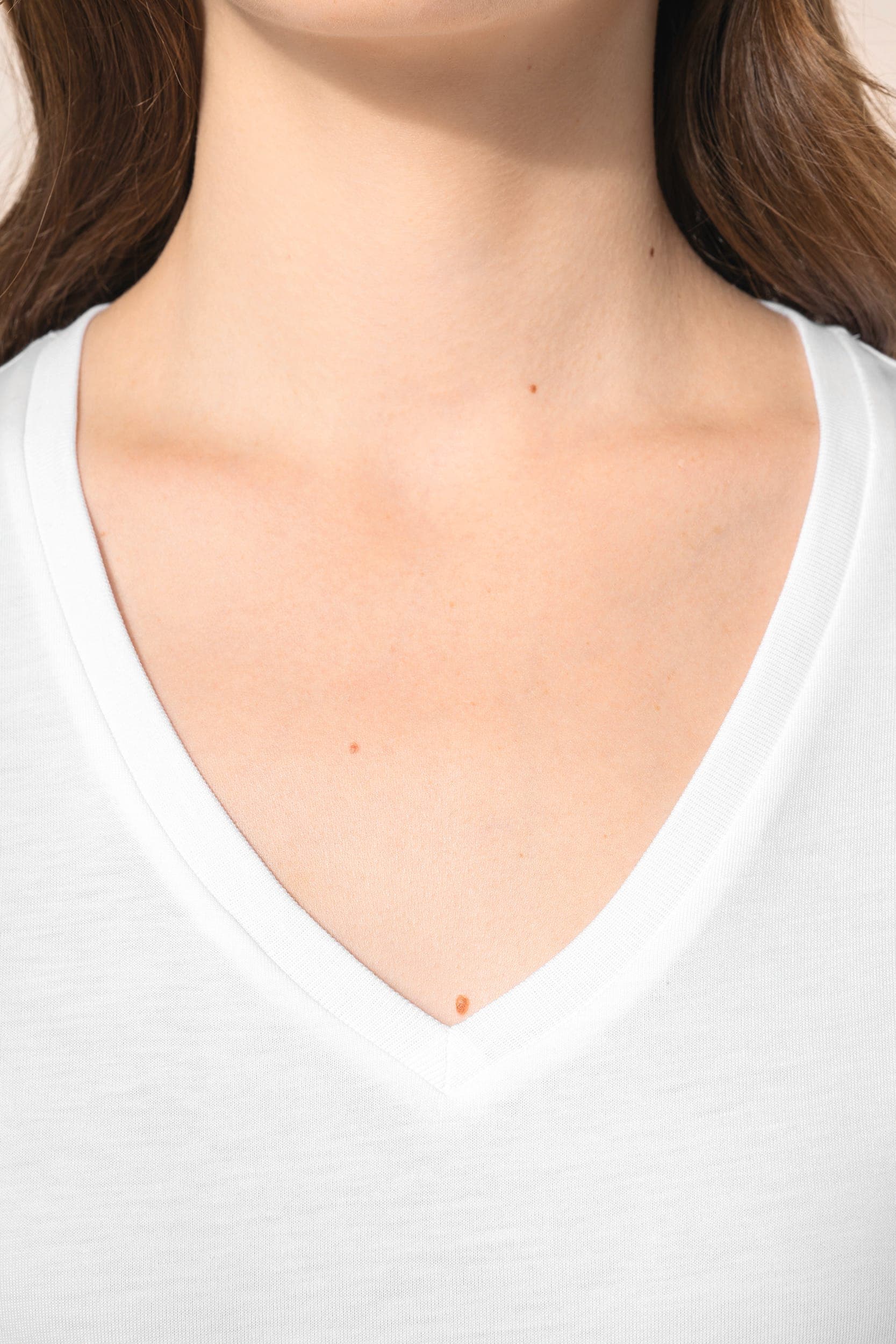 T-shirt Supima® col V manches longues femme en situation