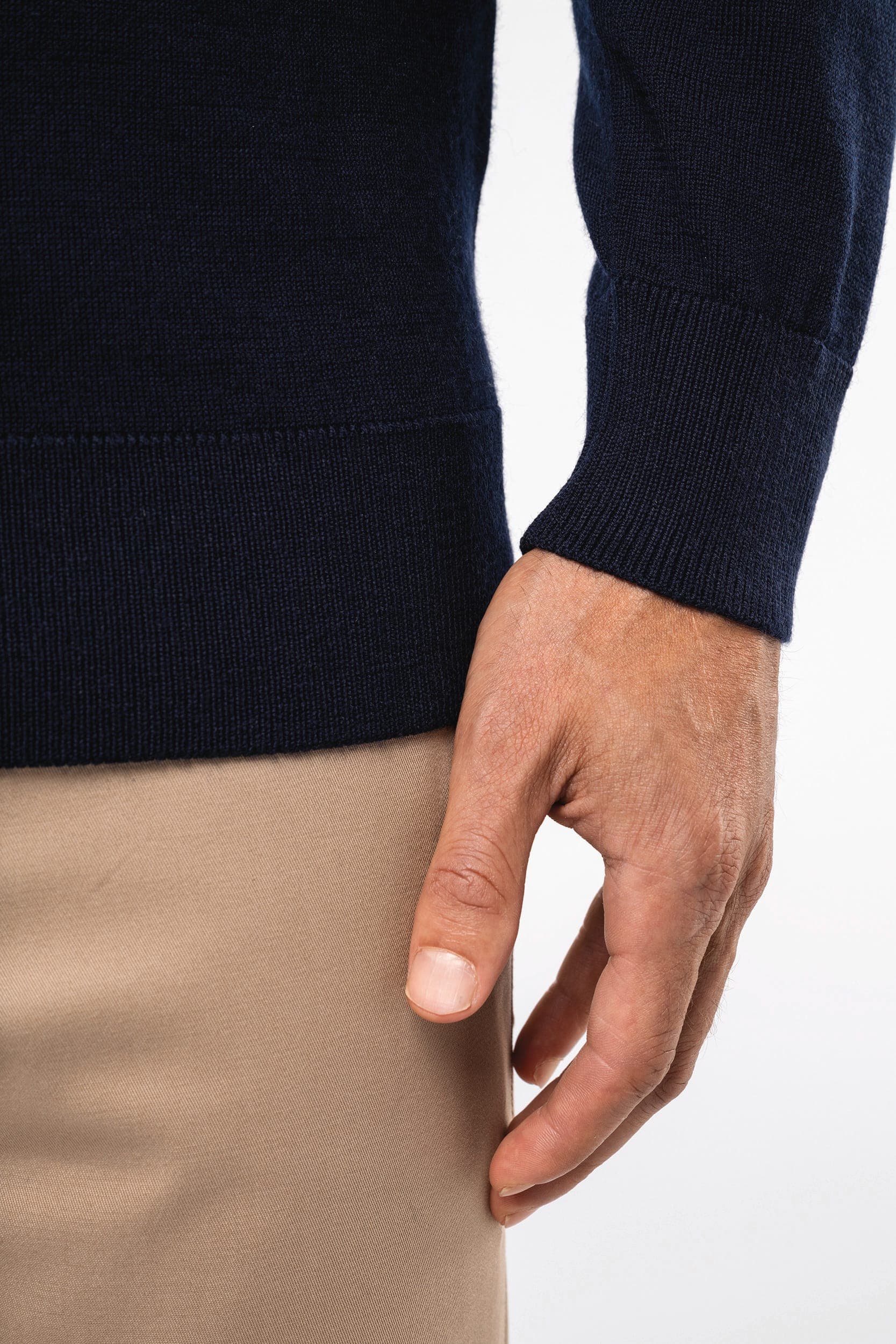 Pull Mérinos col V homme en situation