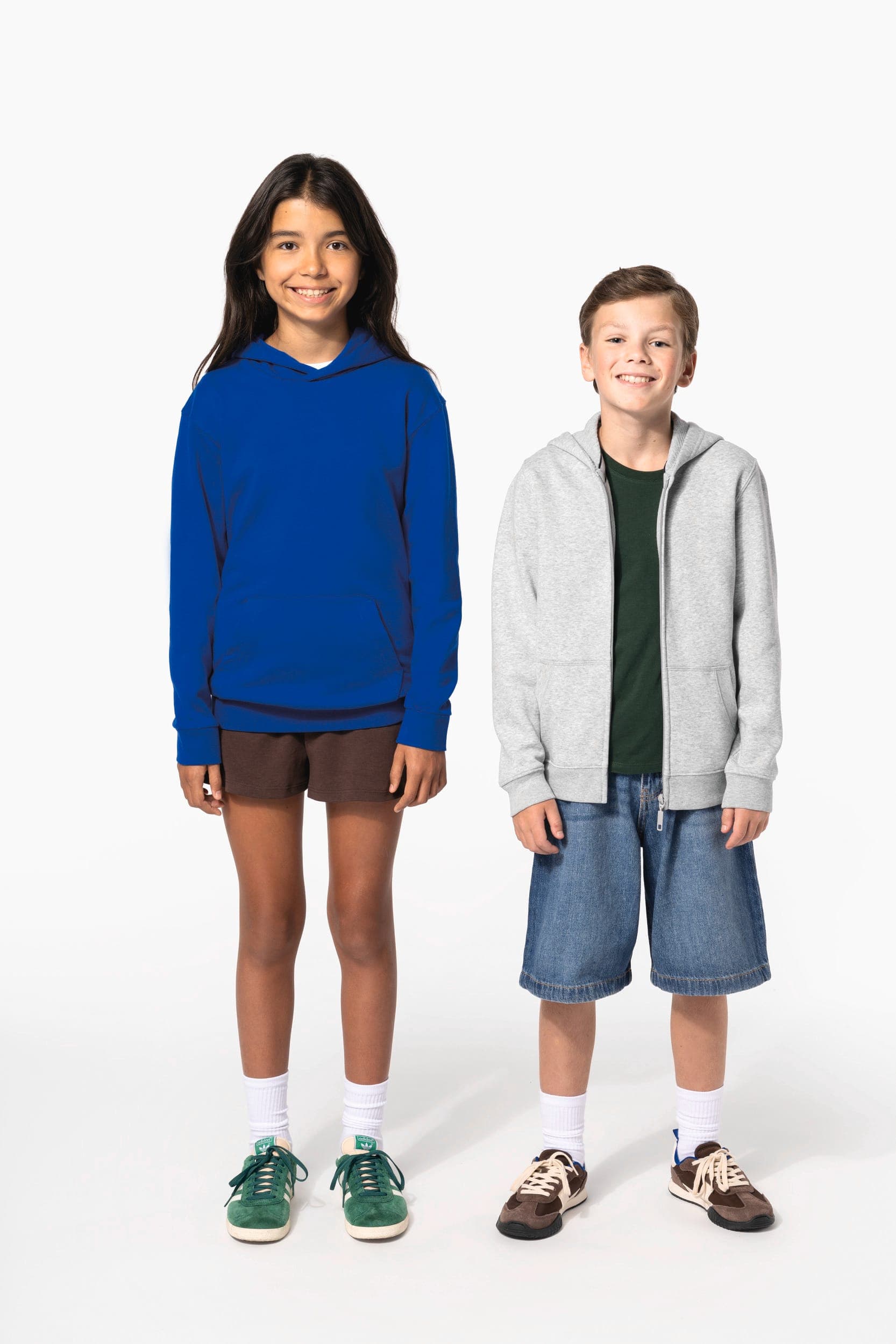 Sweat-shirt recyclé à capuche enfant en situation