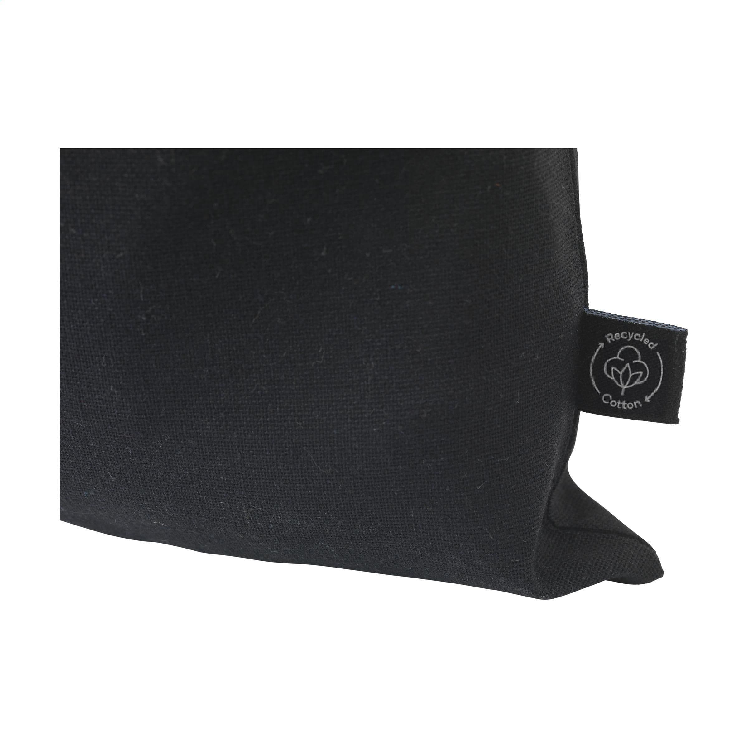 Pochette cadeau coton GRS recyclé (150 g/m²) M en situation