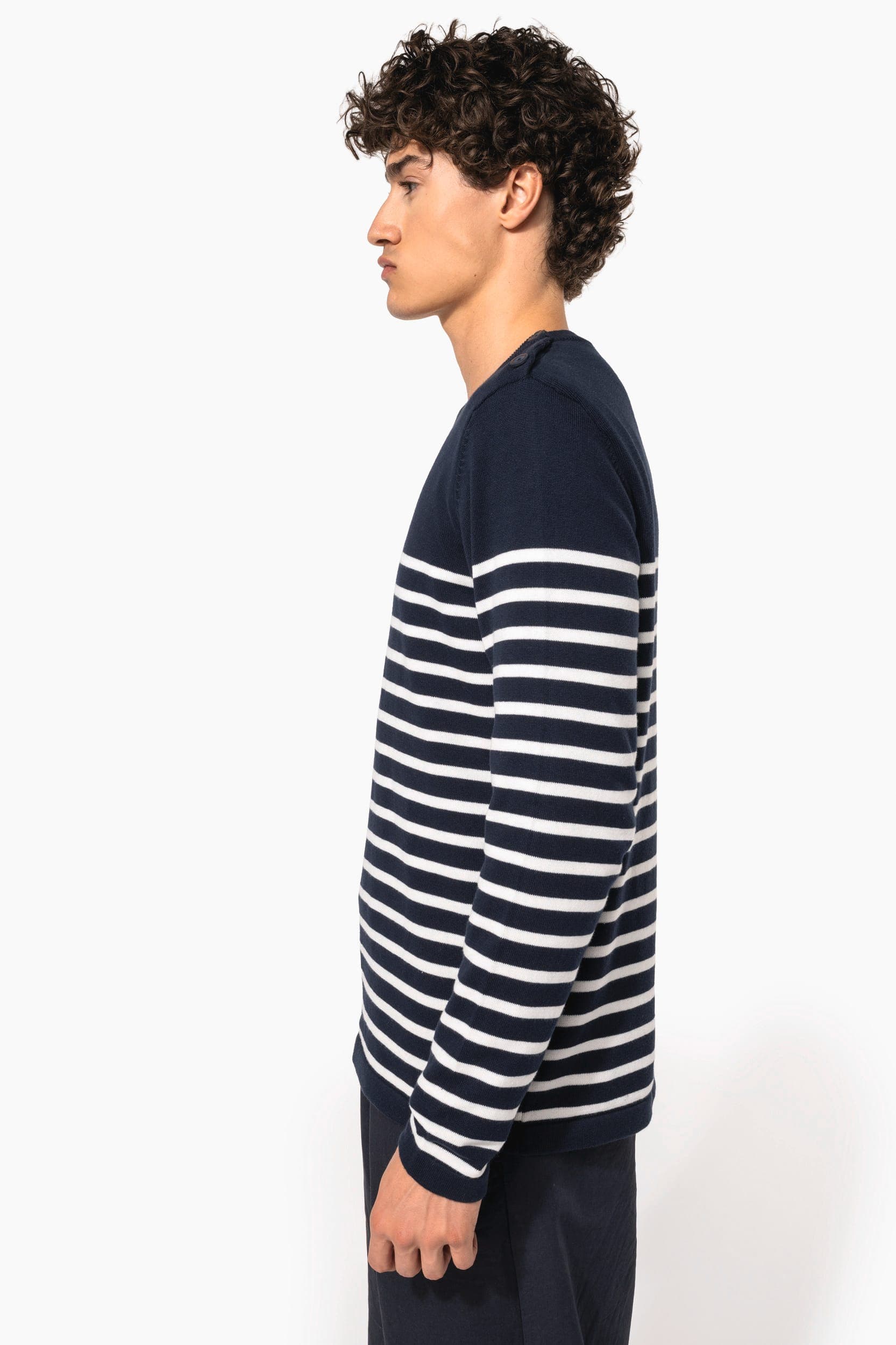Pull marin homme en situation