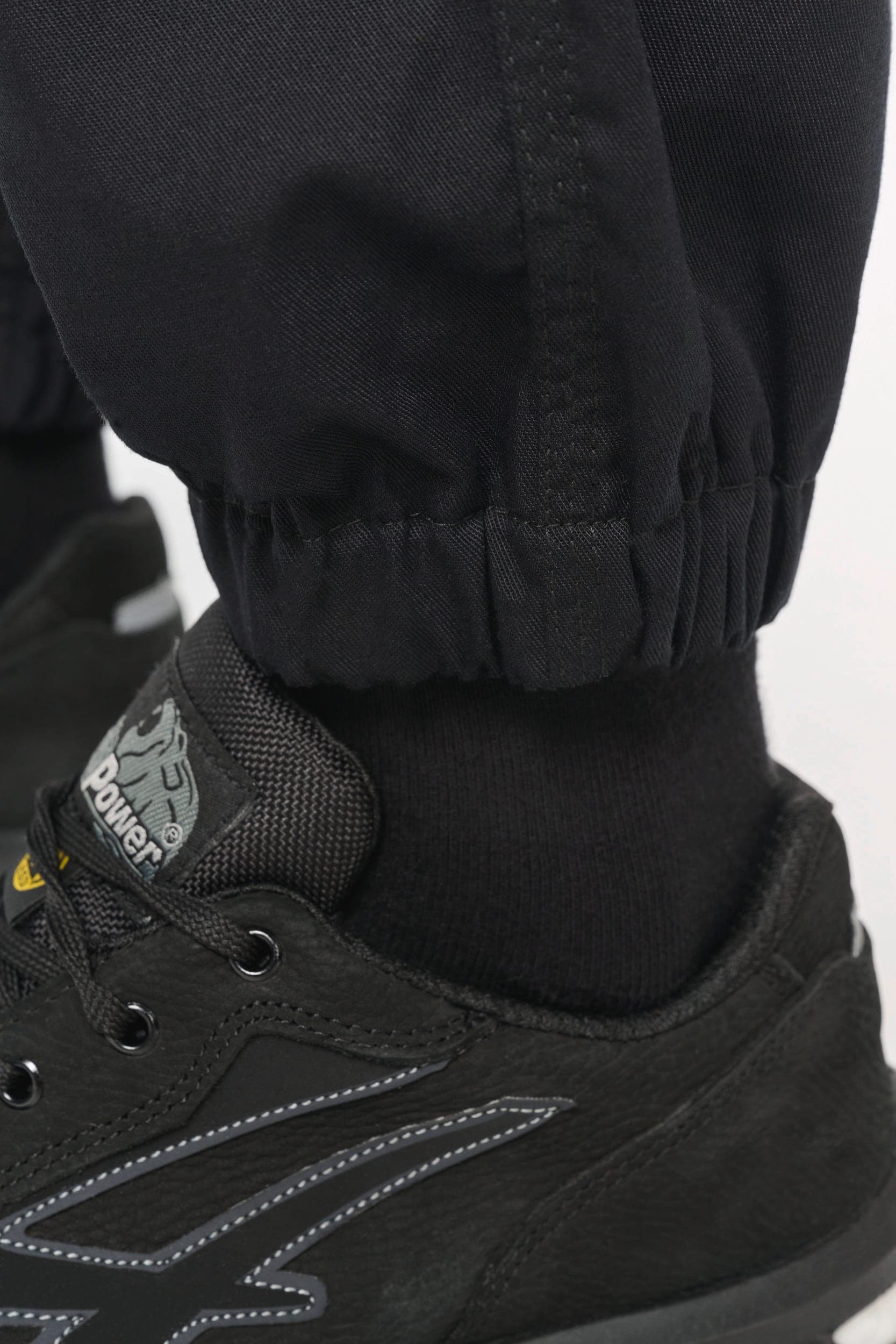 Pantalon cargo unisexe avec bas élastiqué en situation