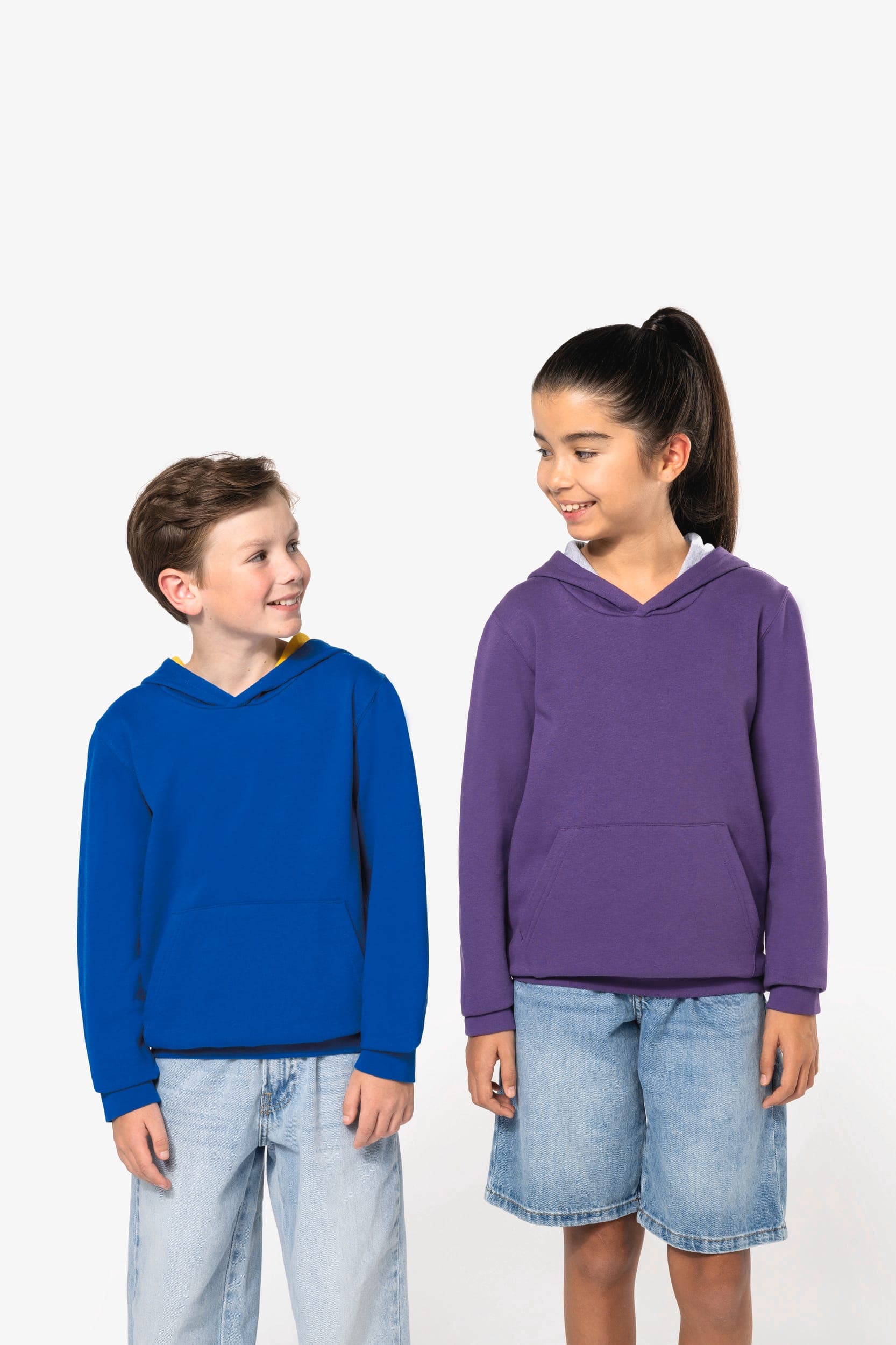 Sweat-shirt capuche contrastée enfant en situation