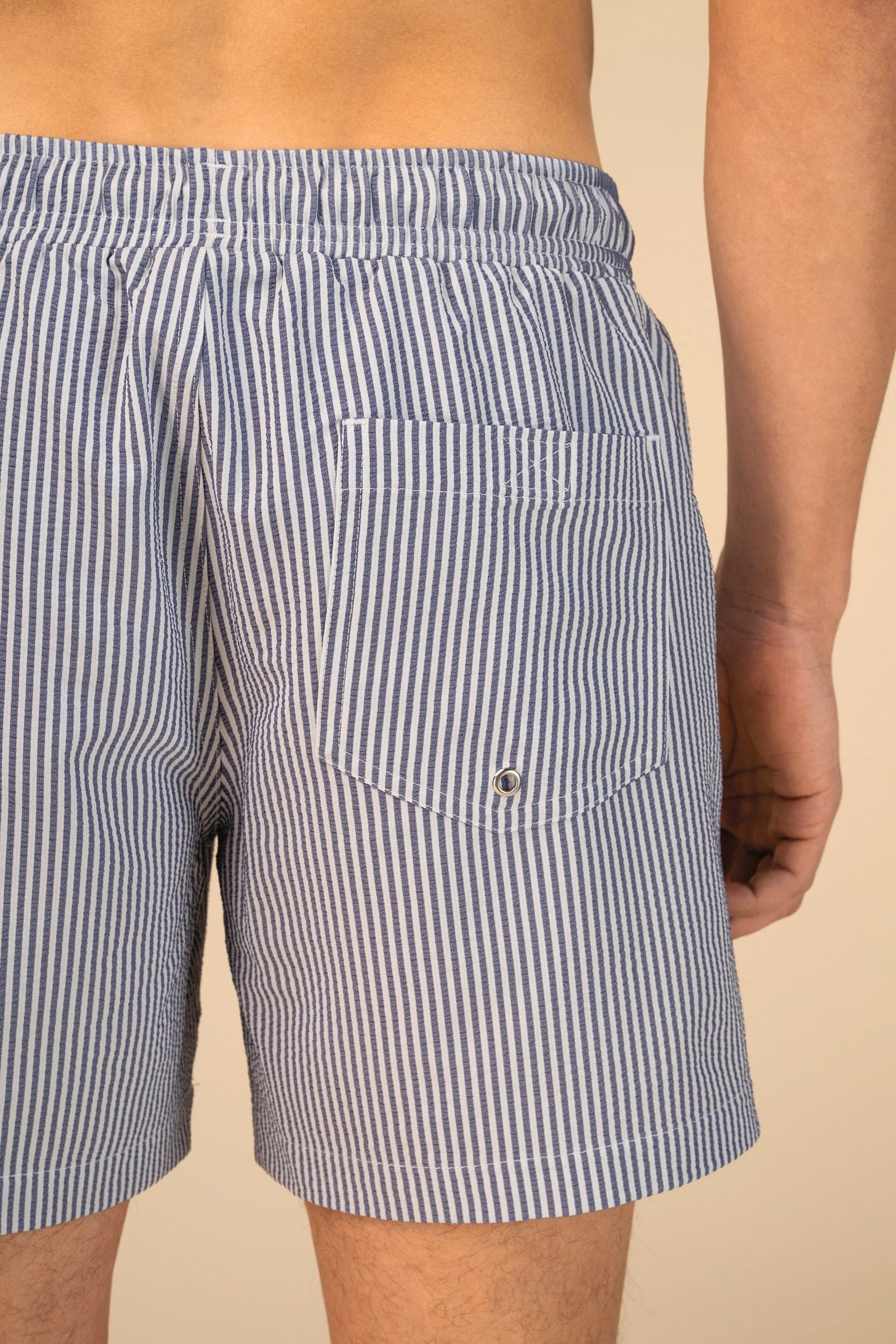 Short de bain écoresponsable rayé homme en situation