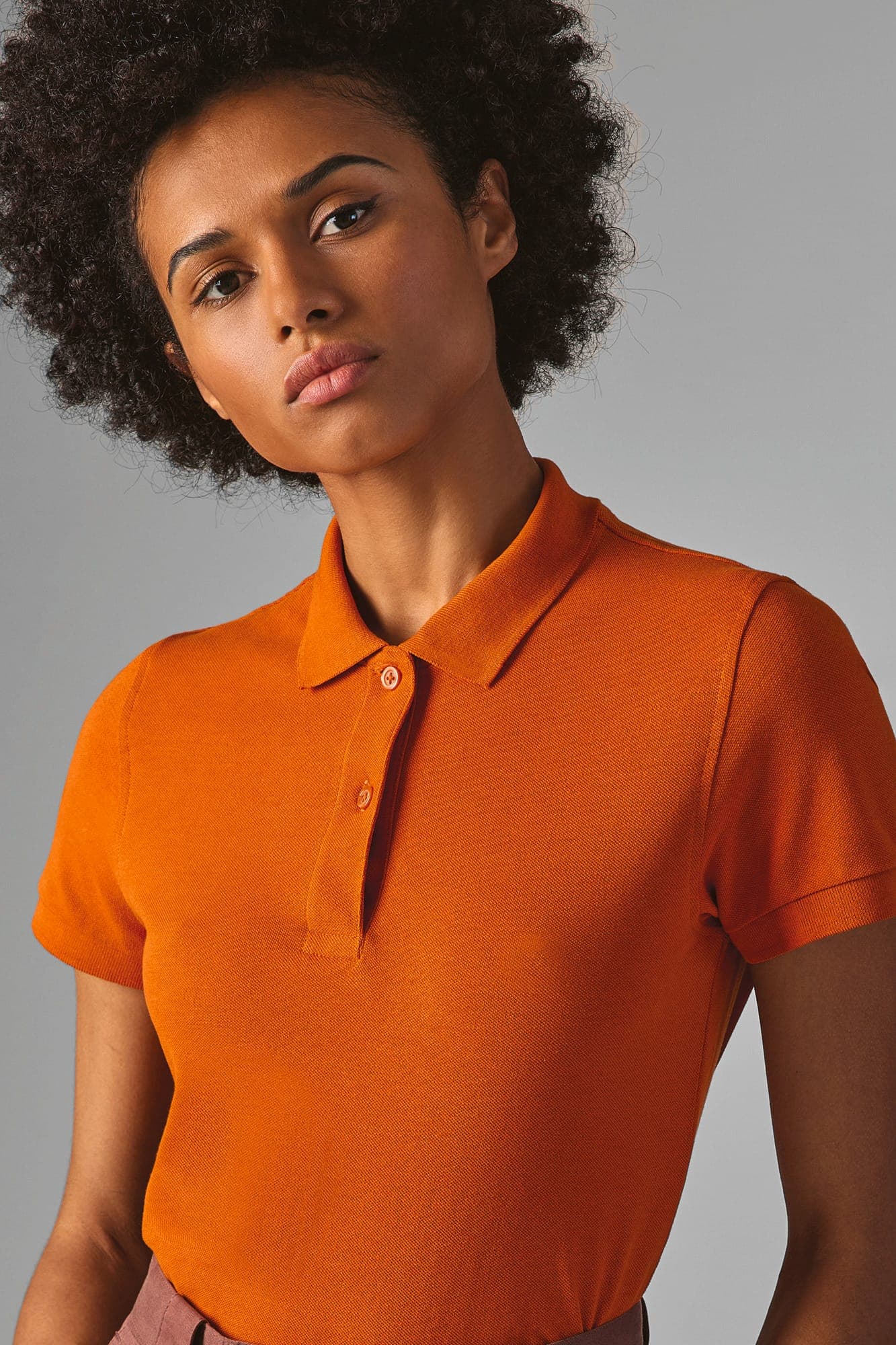 Polo bio femme en situation