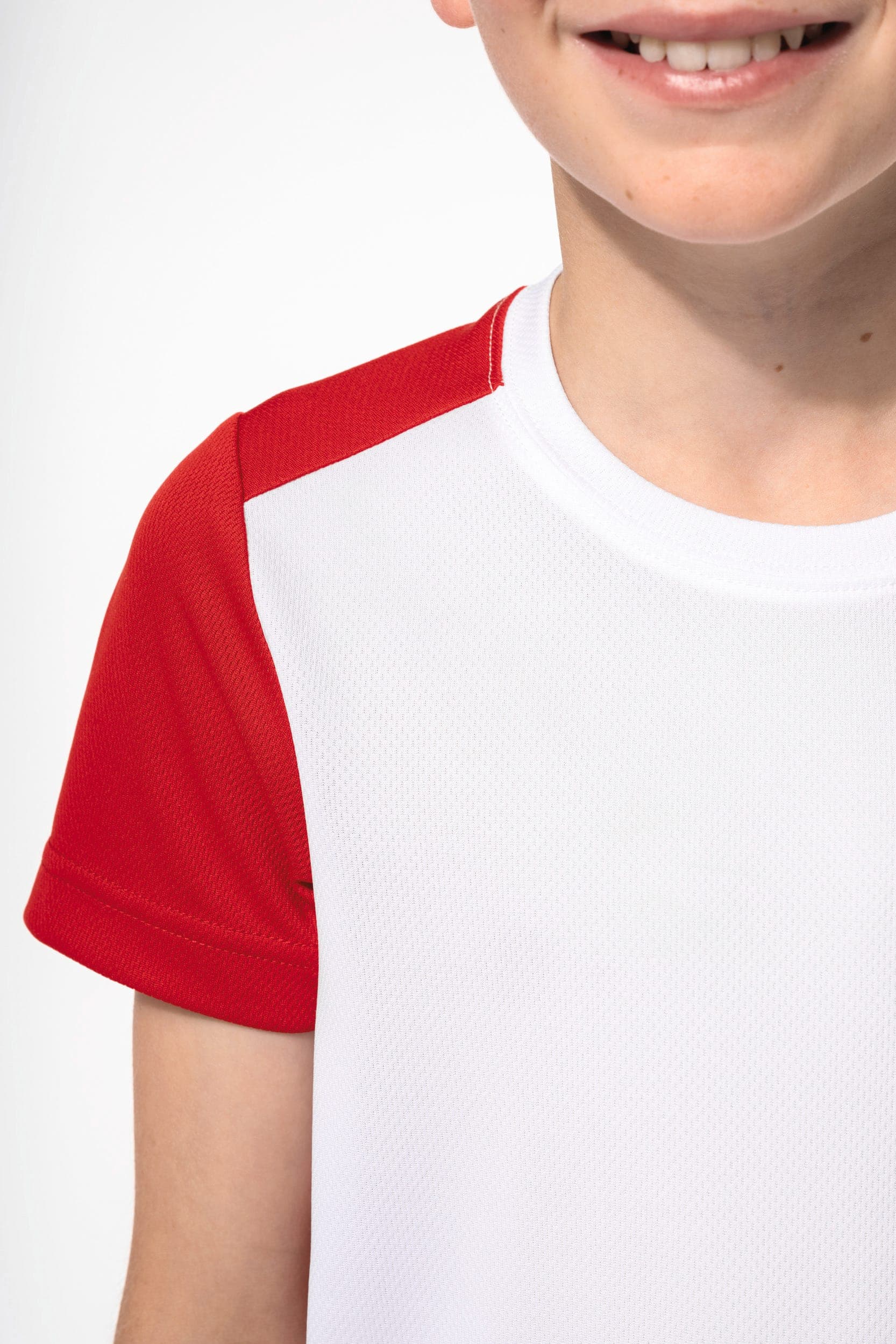 T-shirt de sport écoresponsable bicolore enfant en situation