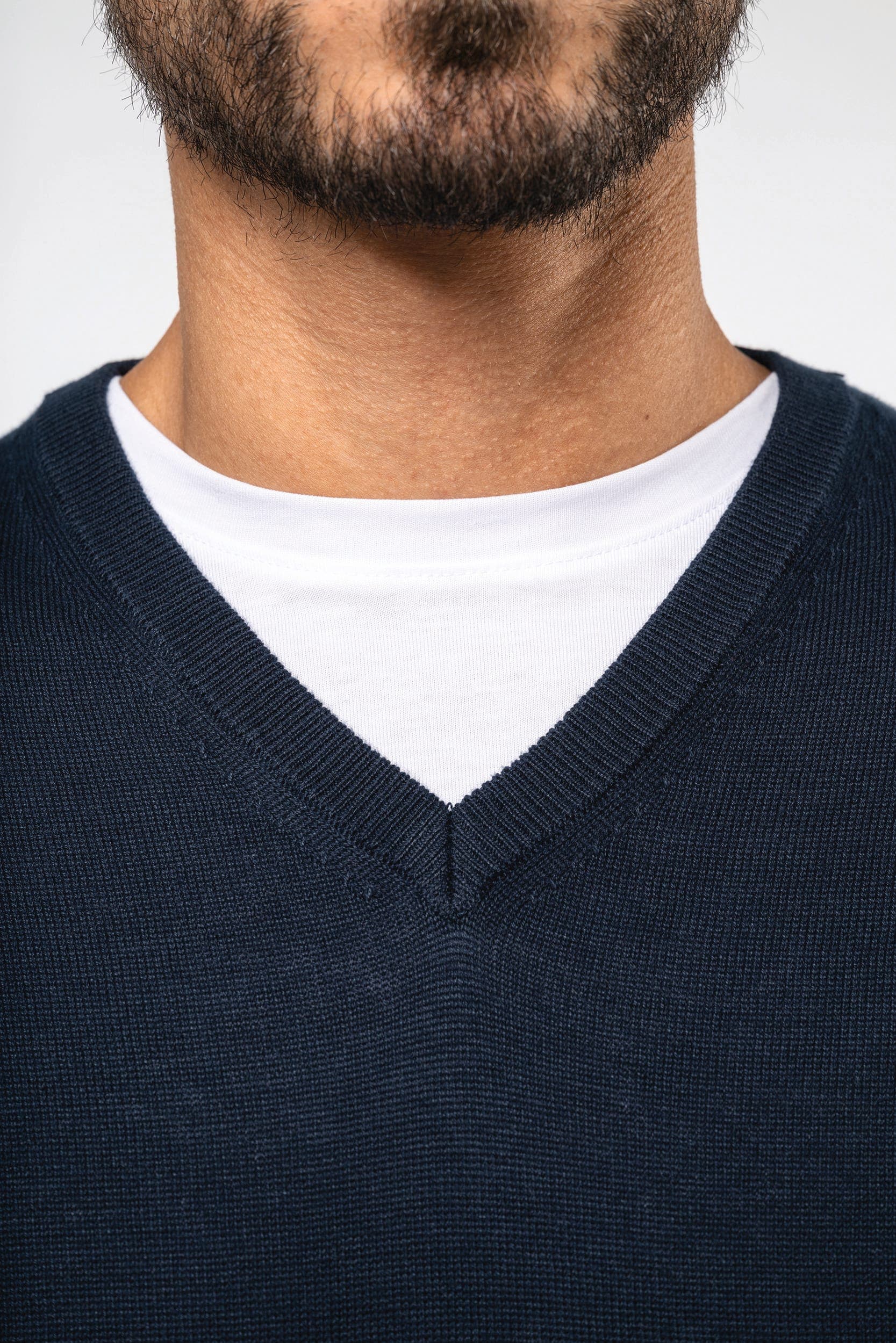 Pull col en V écoresponsable homme en situation