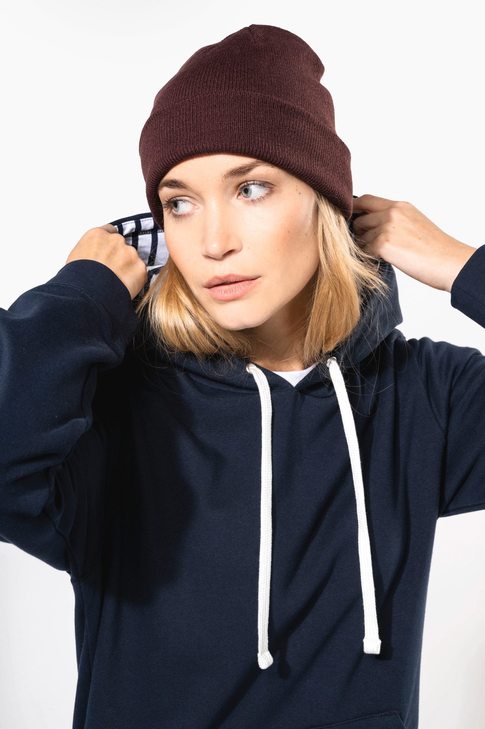 Sweat-shirt à capuche contrastée à motifs unisexe en situation