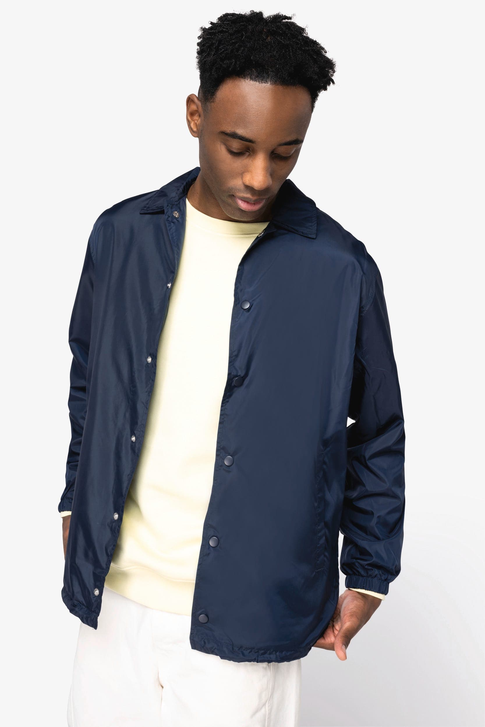 Veste écoresponsable coupe-vent unisexe en situation