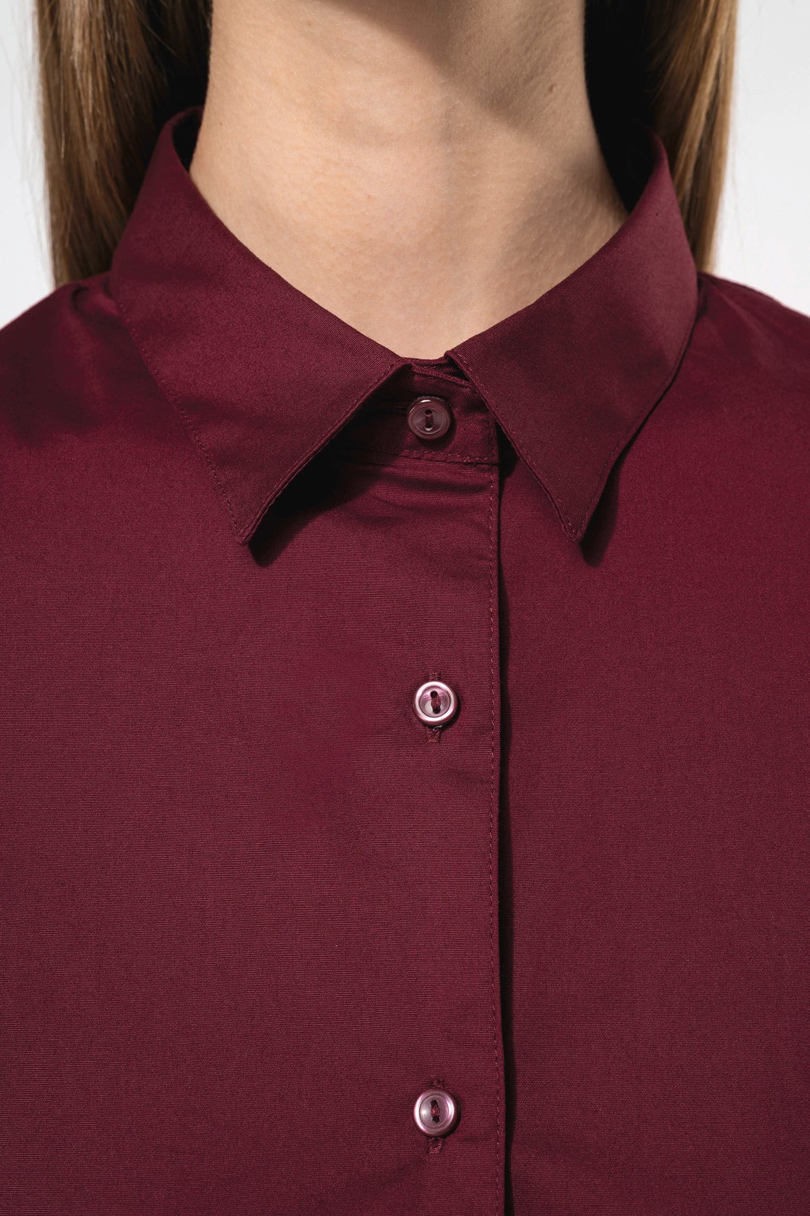 Chemise coton / élasthanne manches courtes femme en situation