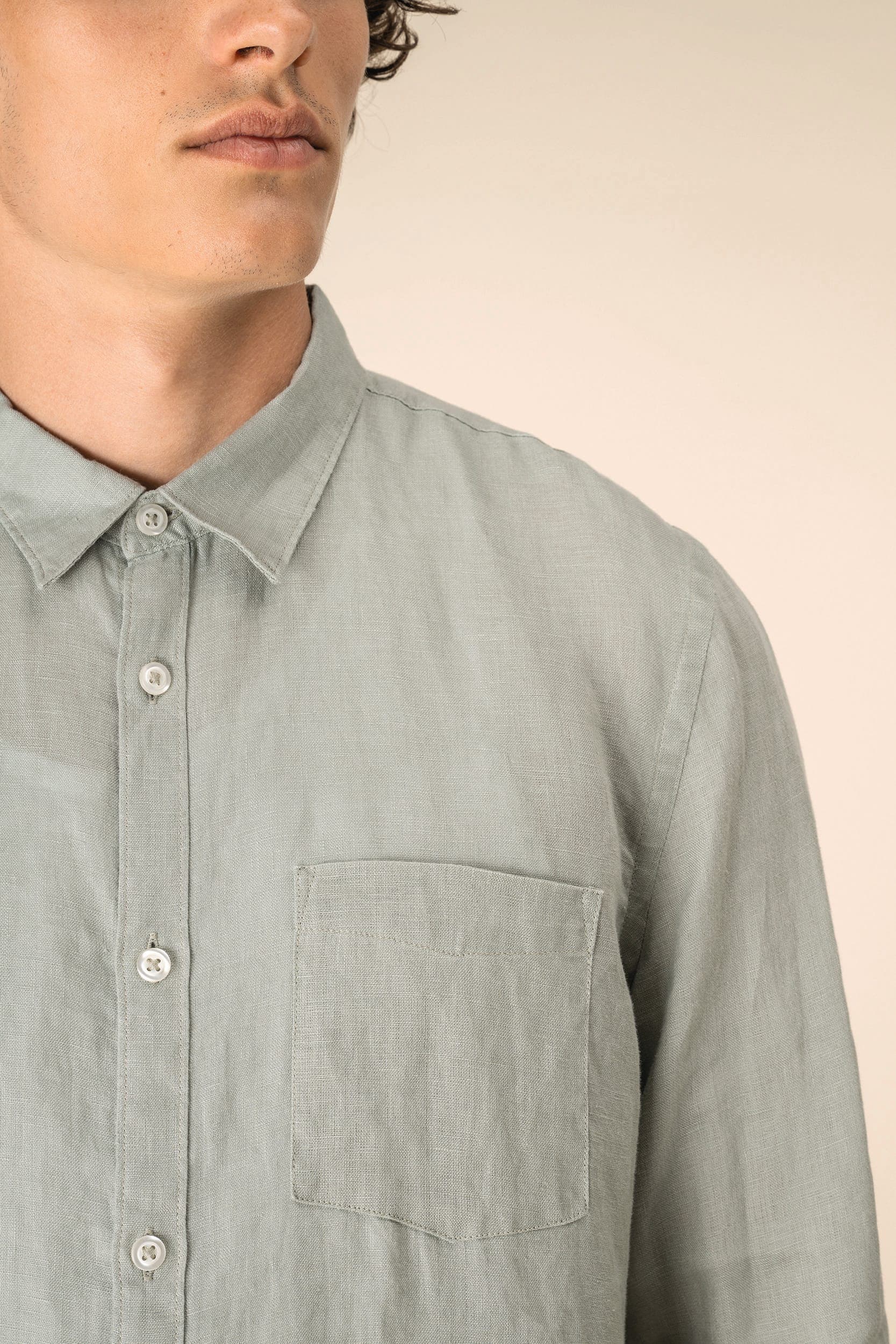 Chemise en lin homme en situation