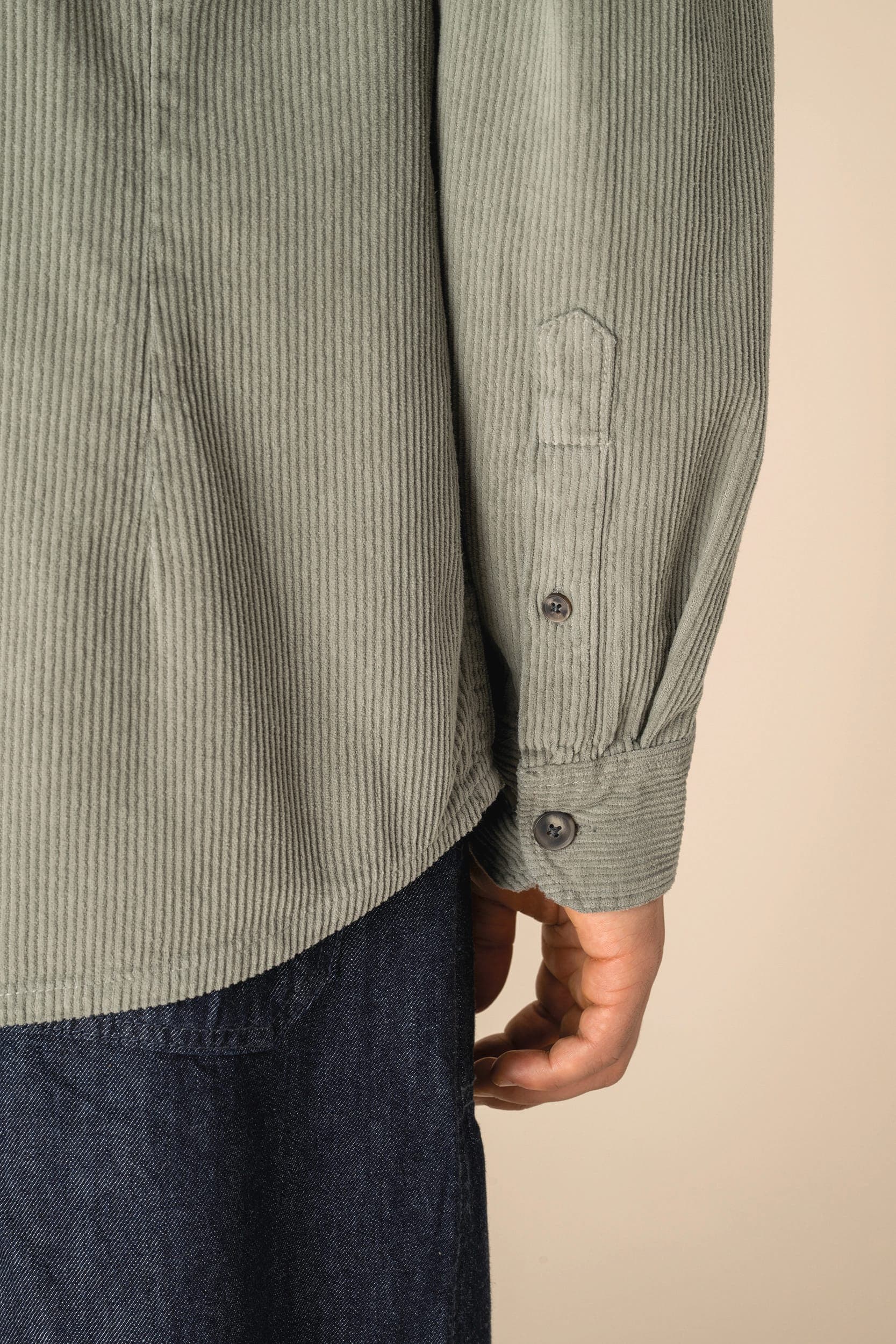 Surchemise écoresponsable délavée en velours côtelé homme en situation