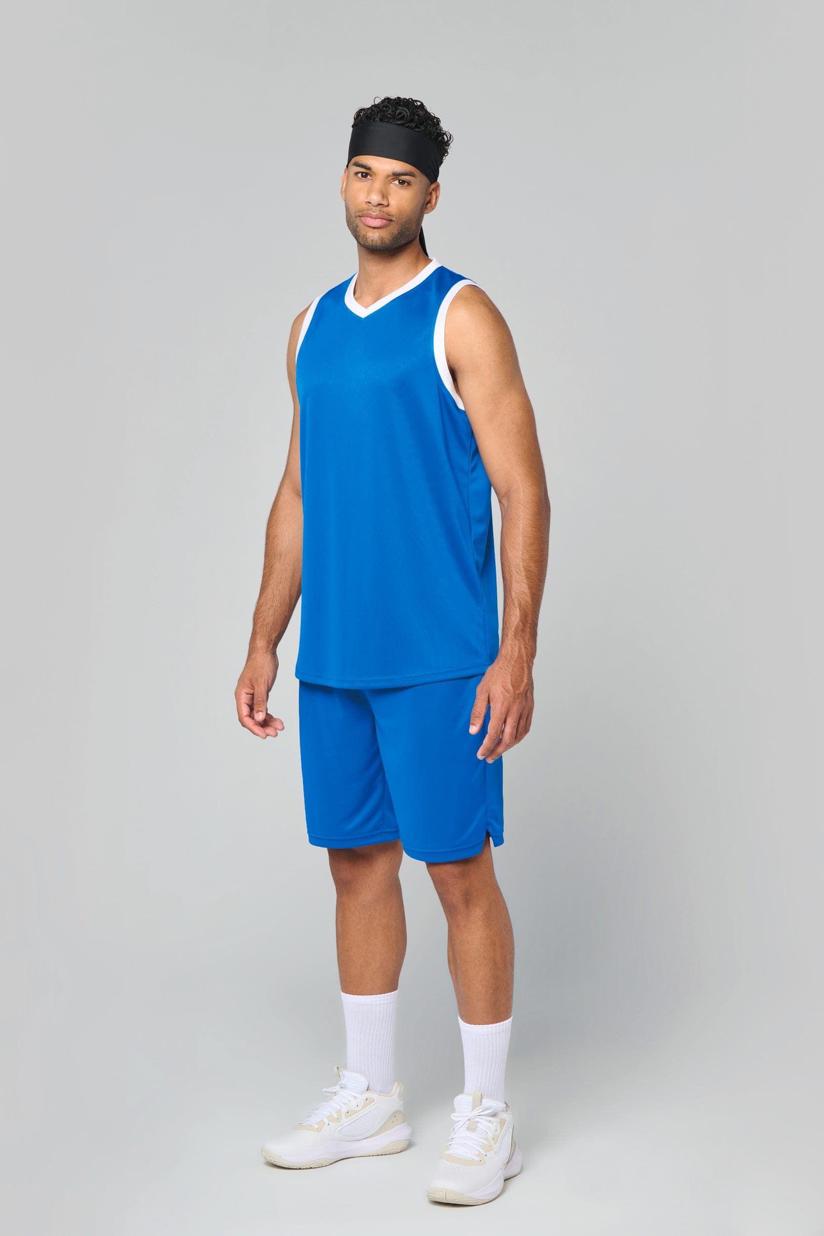Short de basket-ball homme en situation