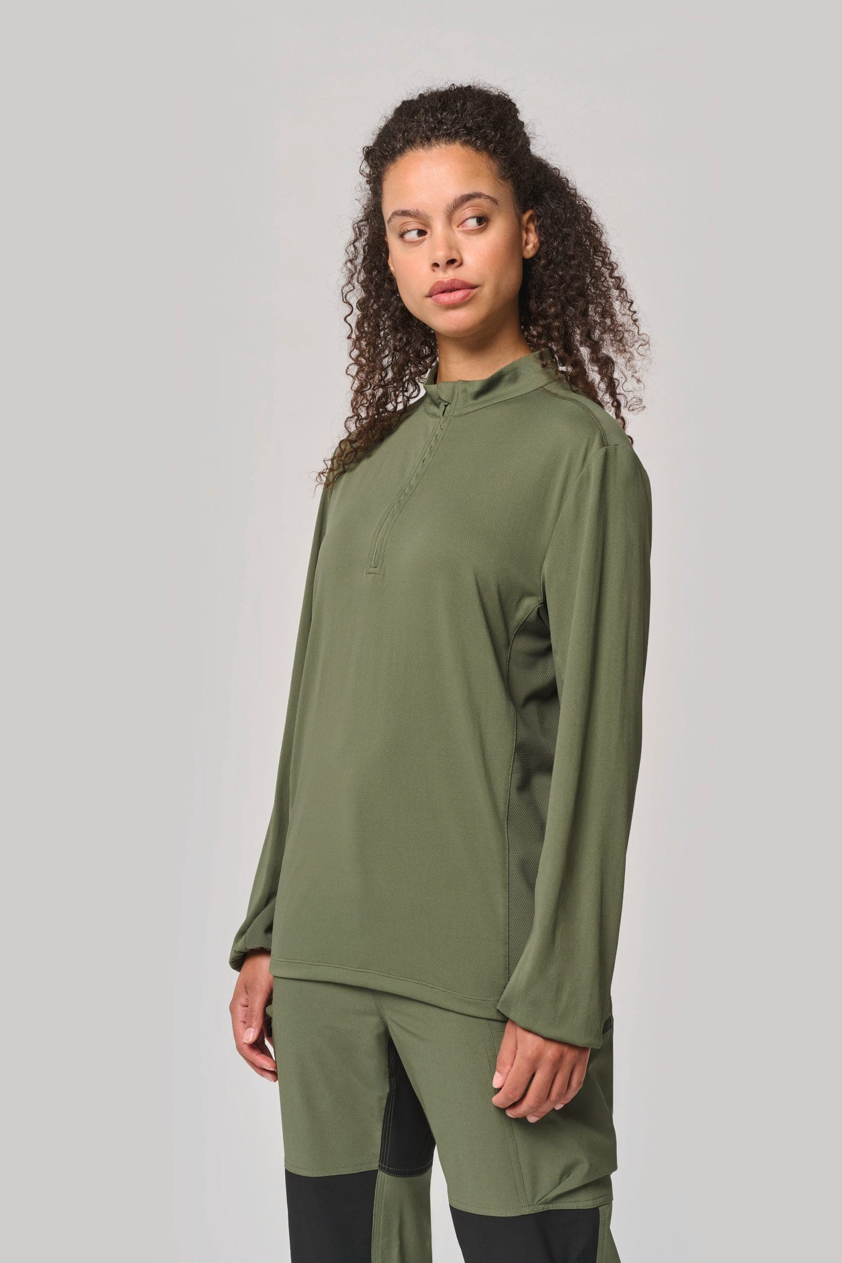 T-shirt outdoor col 1/4 zip manches longues unisexe en situation