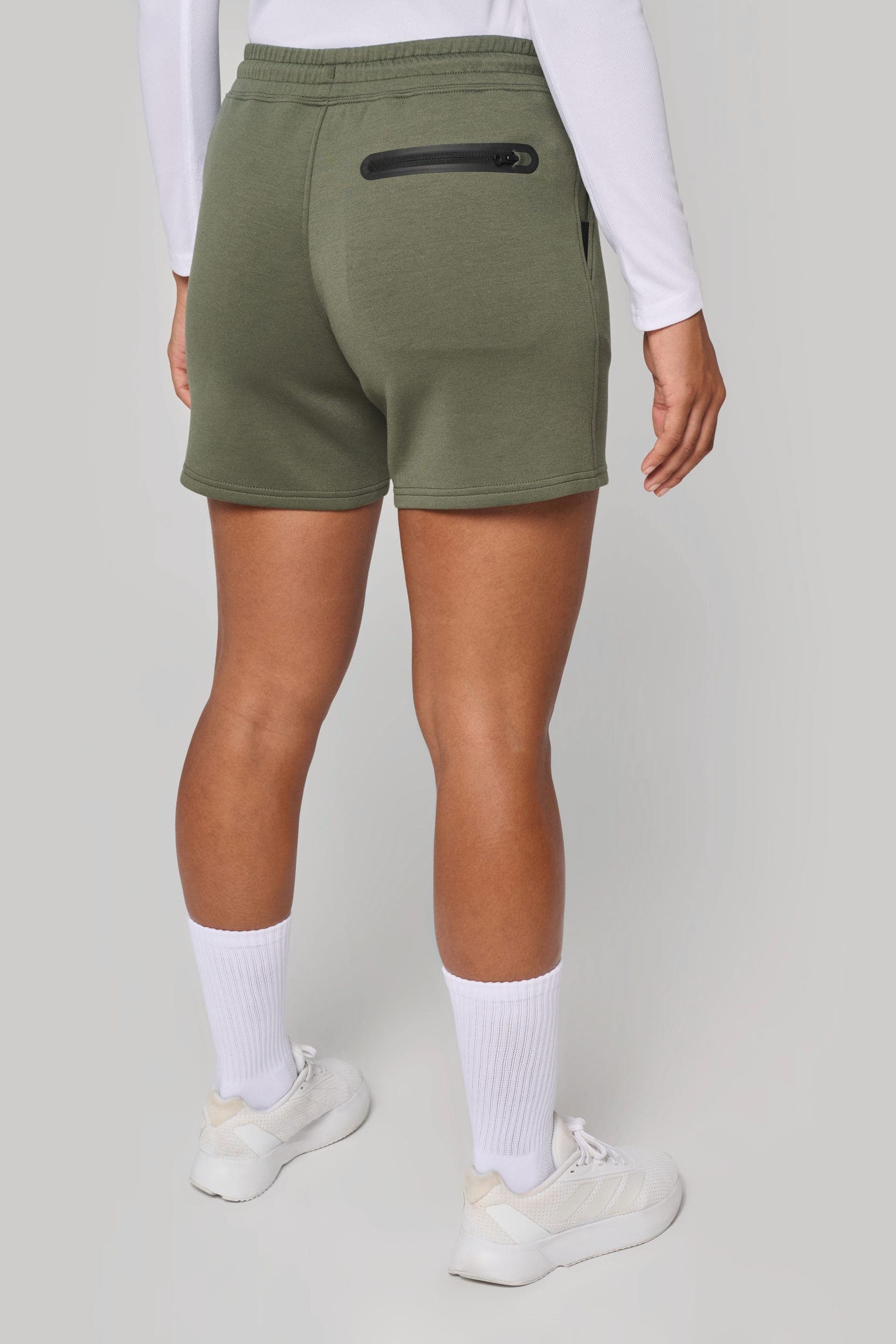 Short femme en situation