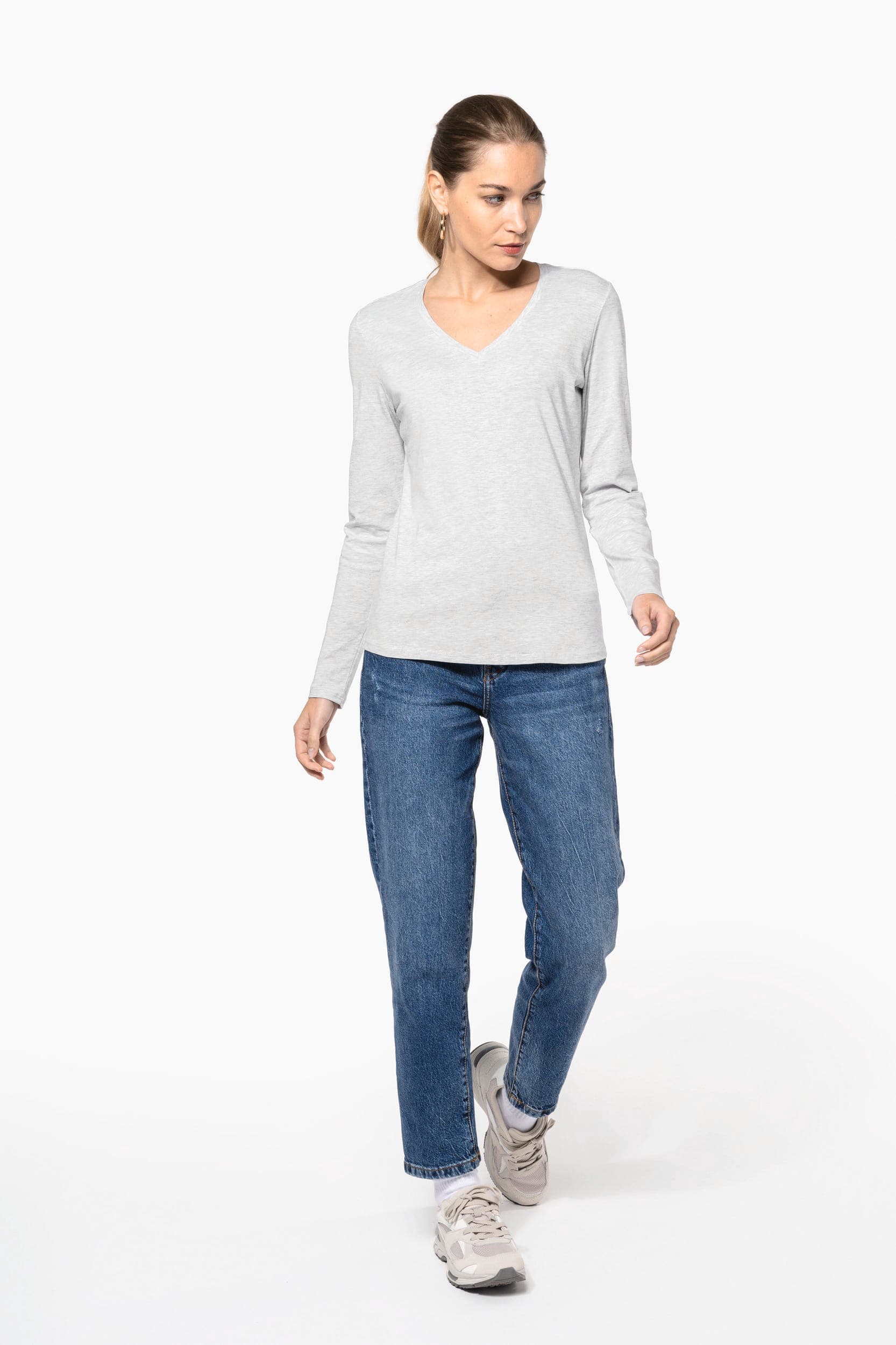 T-shirt col V manches longues femme en situation