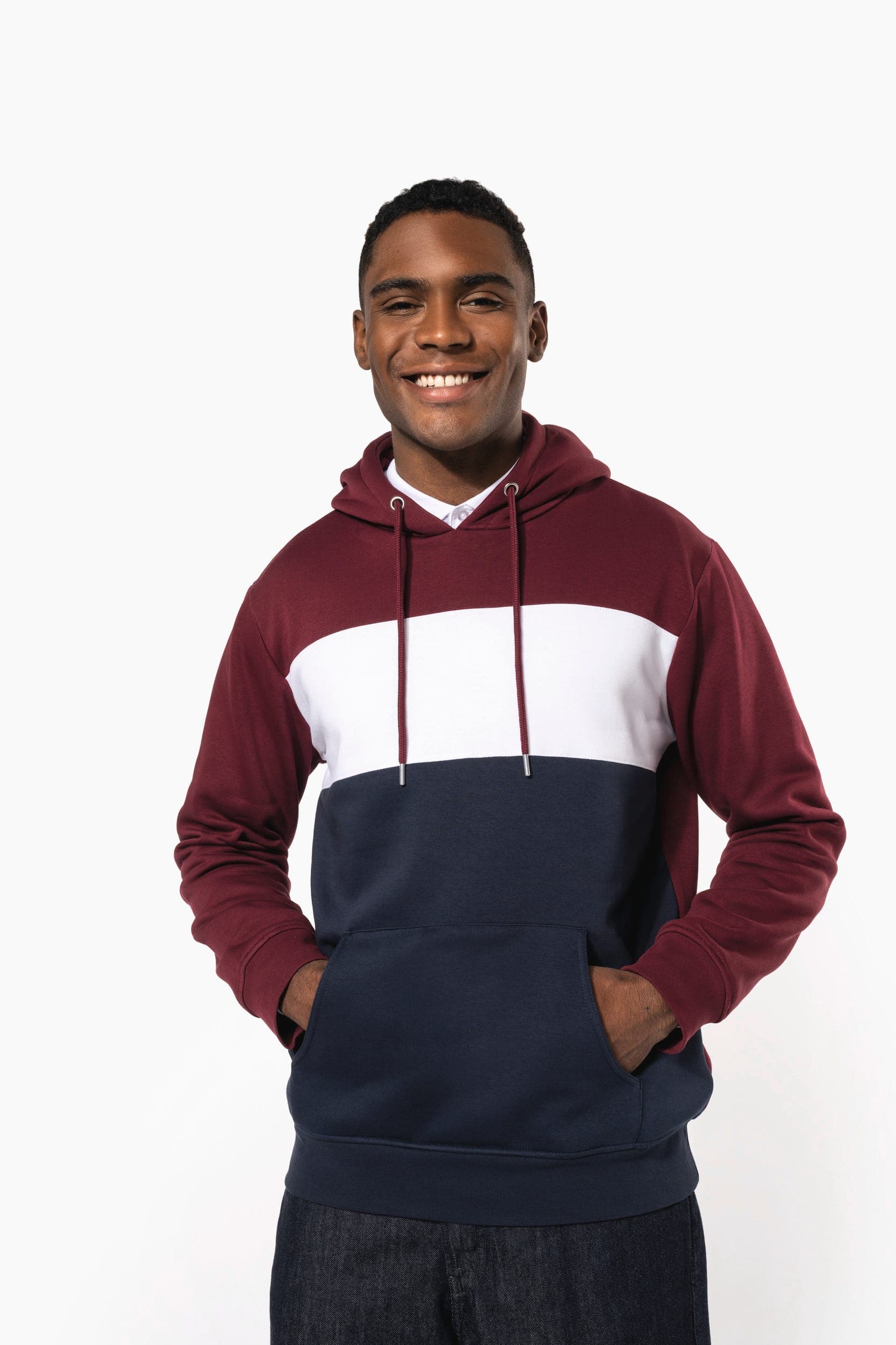 Sweat-shirt tricolore à capuche unisexe en situation