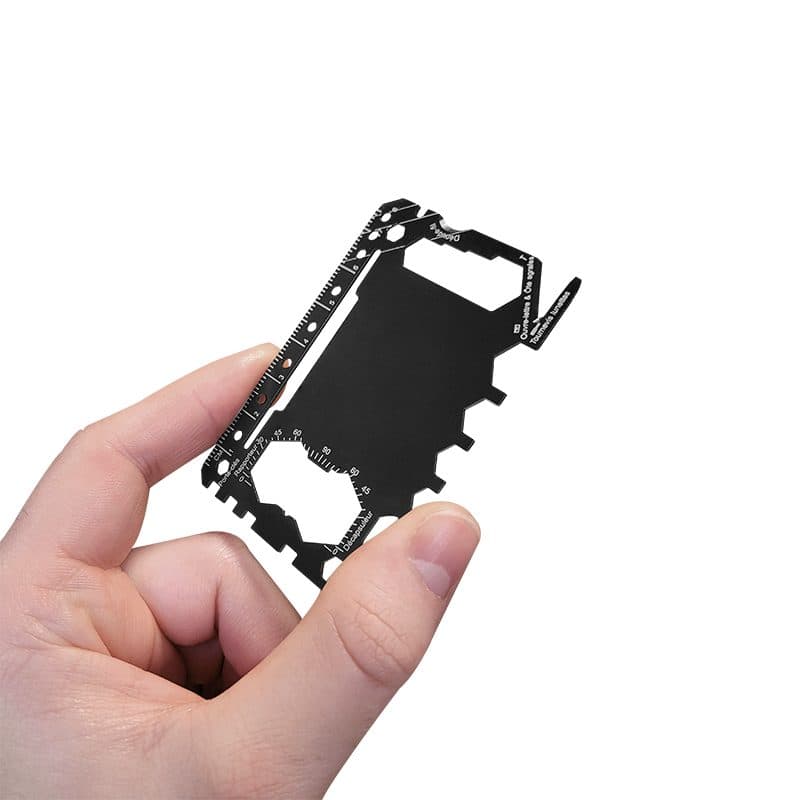 CARTE OUTIL MULTIFONCTION EN ACIER INOXYDABLE en situation