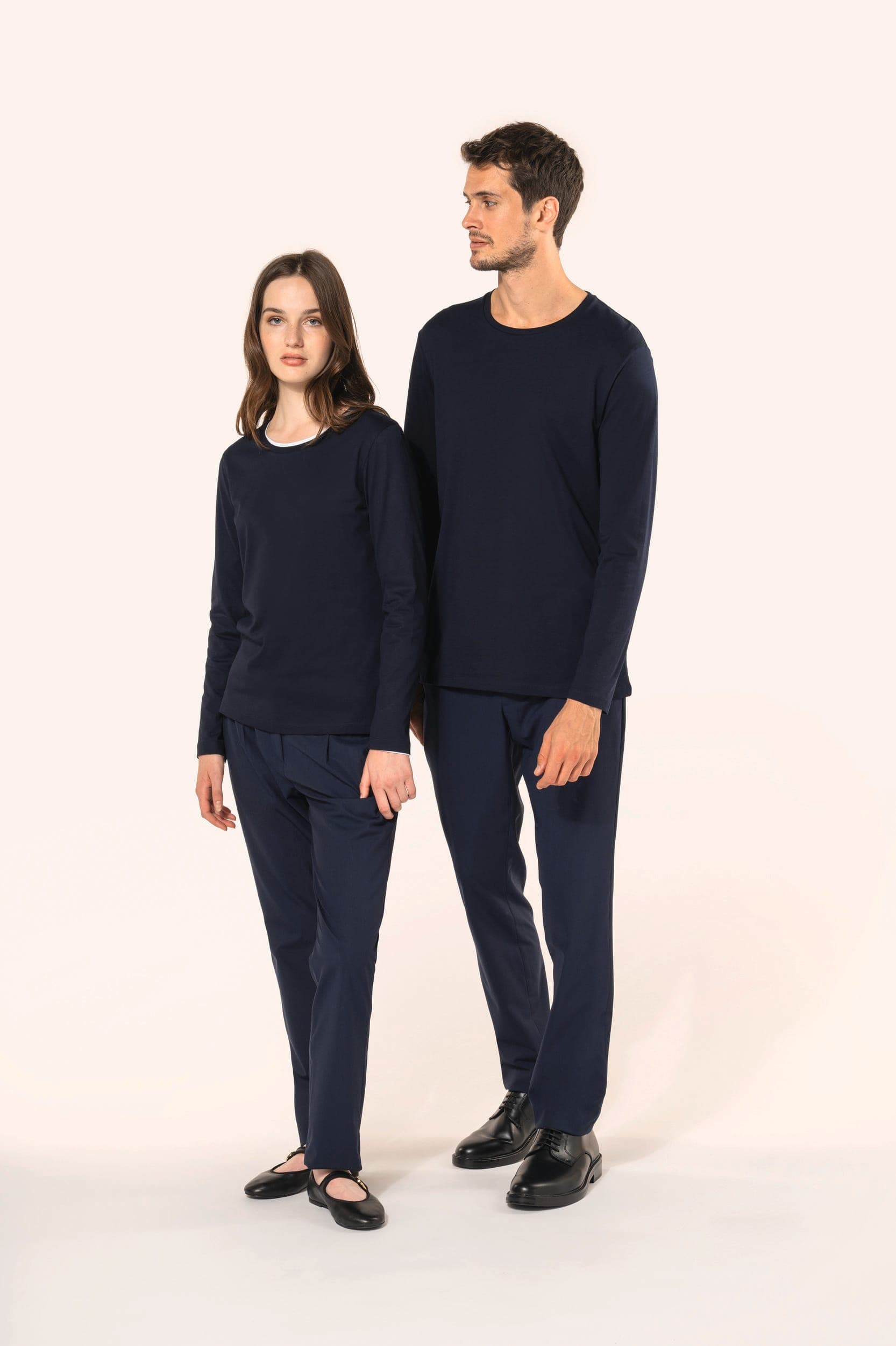 T-shirt Supima® col rond manches longues femme en situation