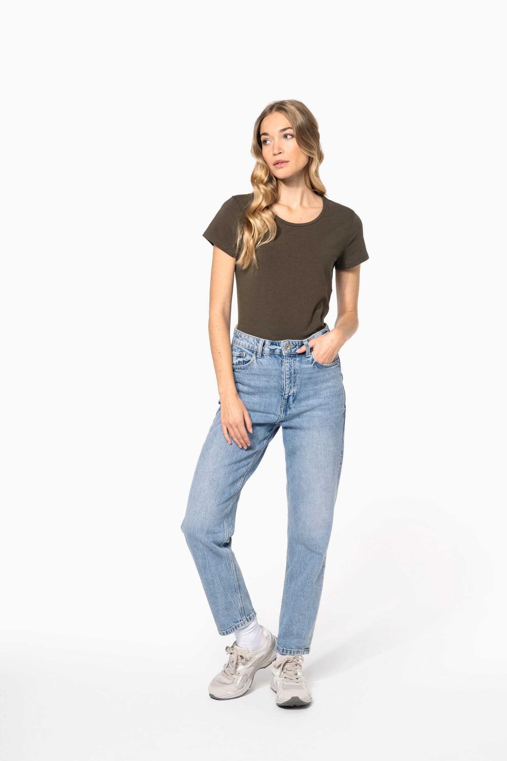 T-shirt col rond manches courtes femme en situation