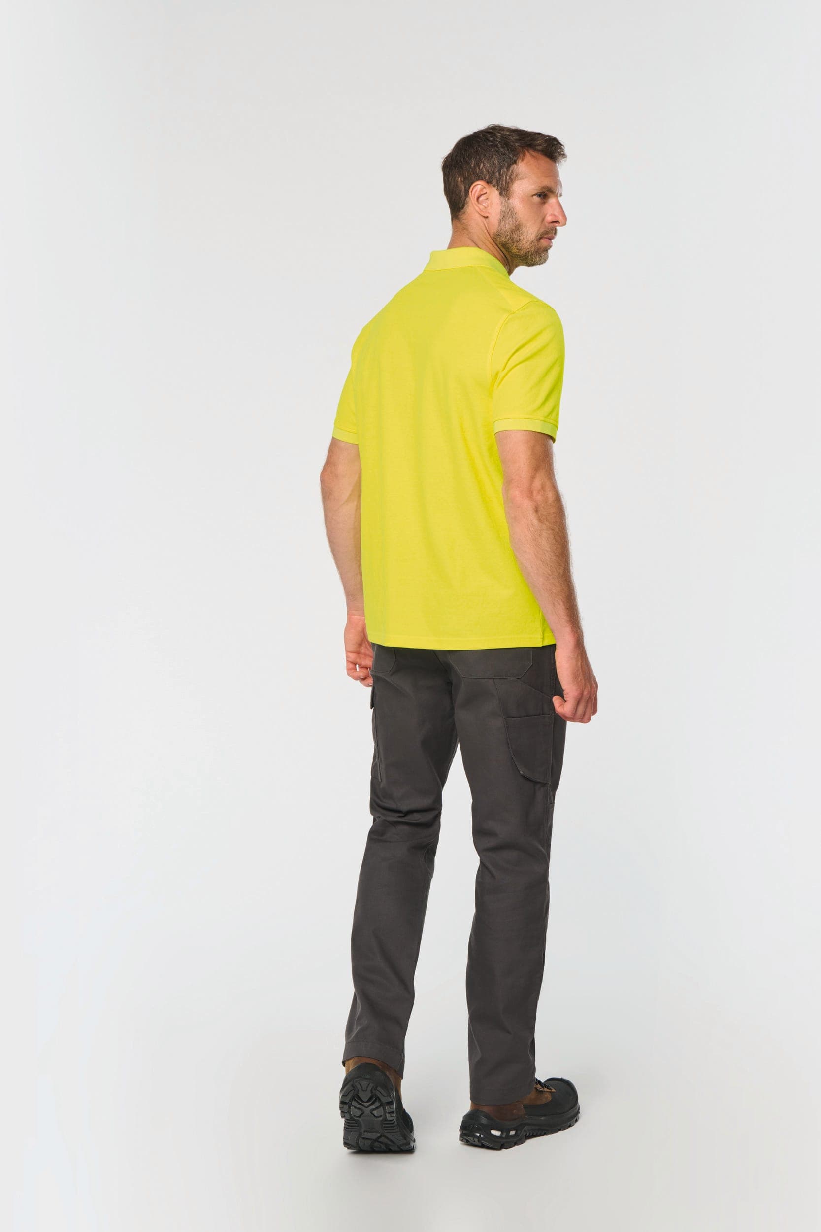 Polo unisexe écoresponsable coton/polyester en situation