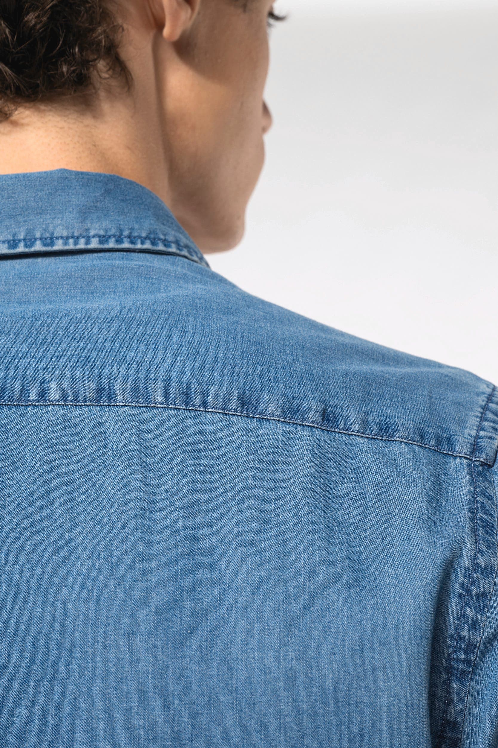 Chemise denim homme en situation