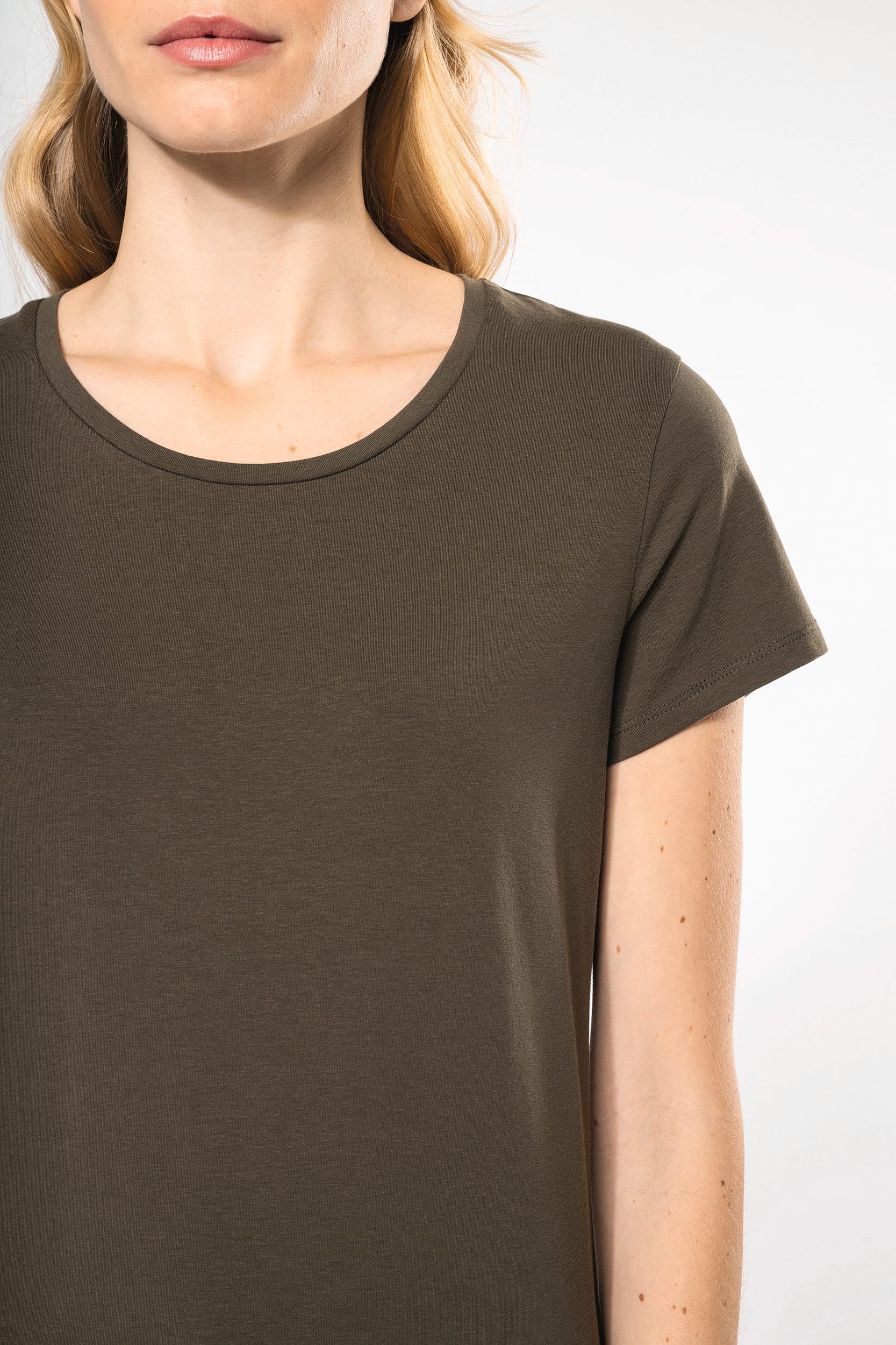 T-shirt col rond manches courtes femme en situation