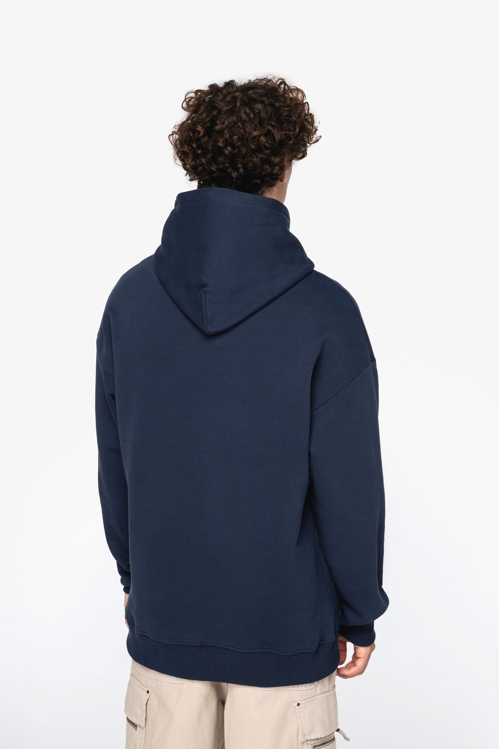 Sweat-shirt écoresponsable à capuche oversize unisexe en situation
