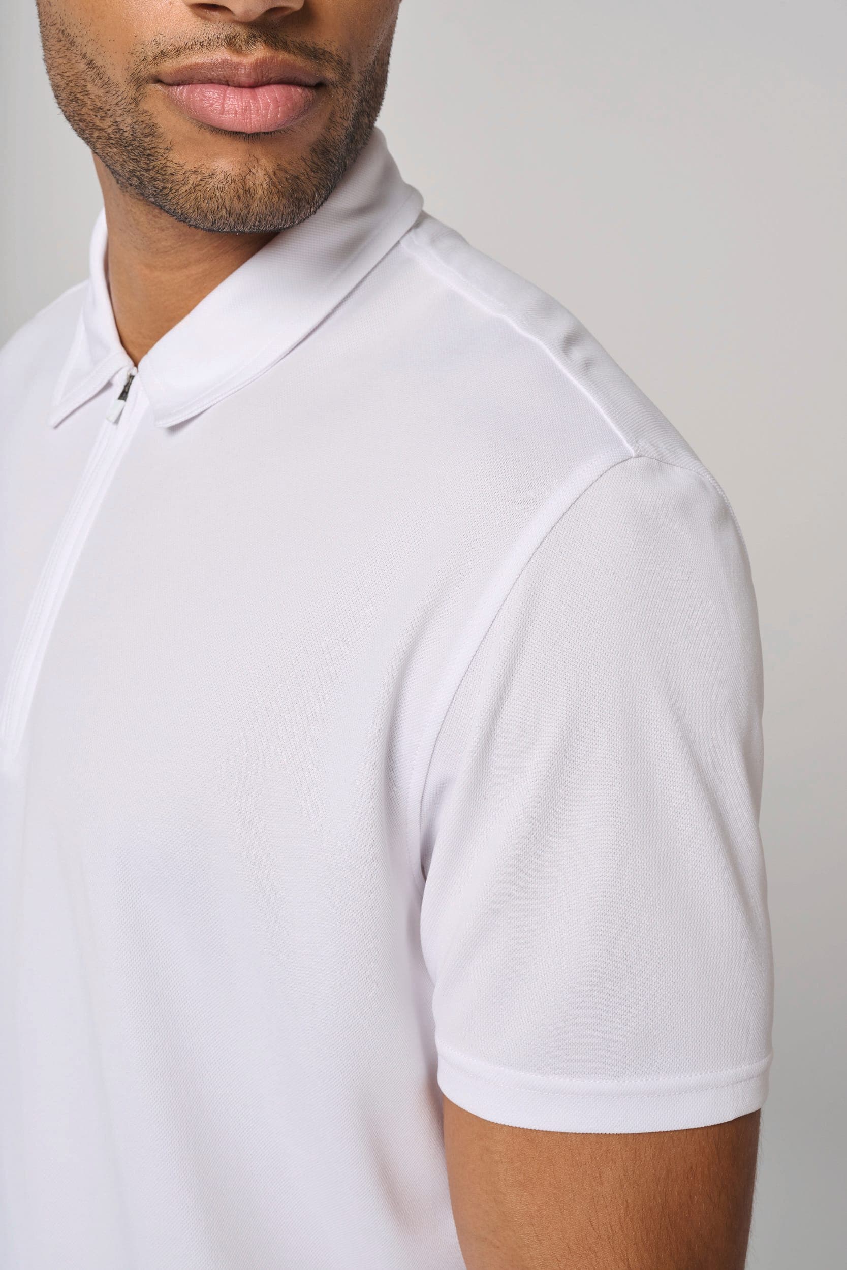 Polo de sport col 1/4 zip homme en situation