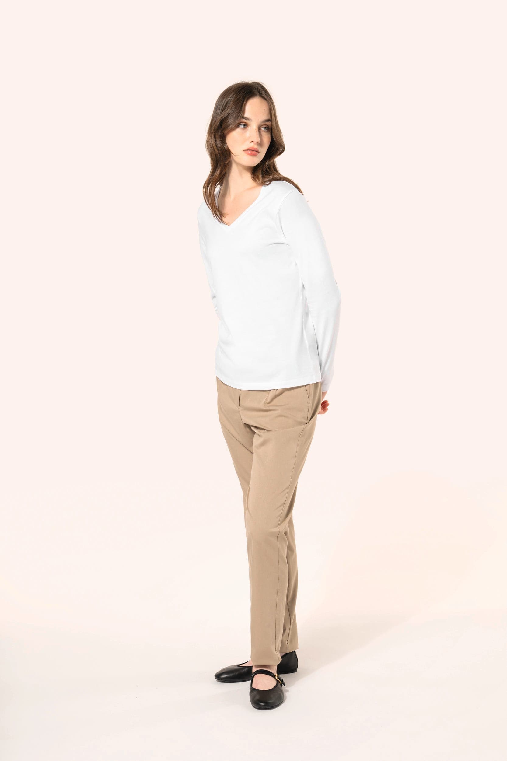 T-shirt Supima® col V manches longues femme en situation