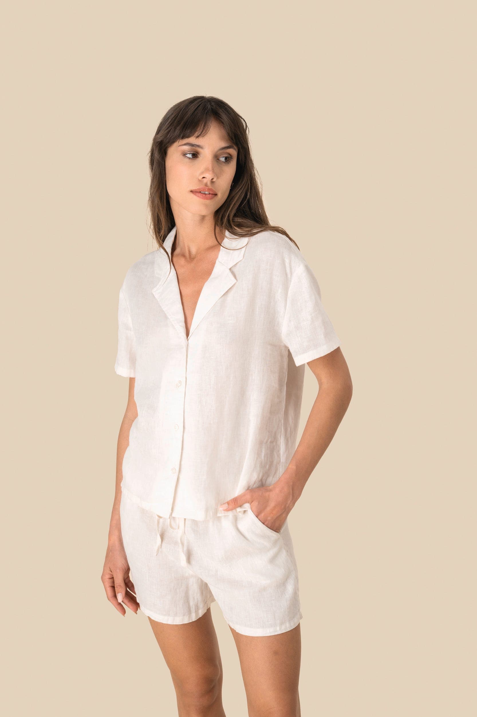 Chemise à col bowling manches courtes en lin femme en situation