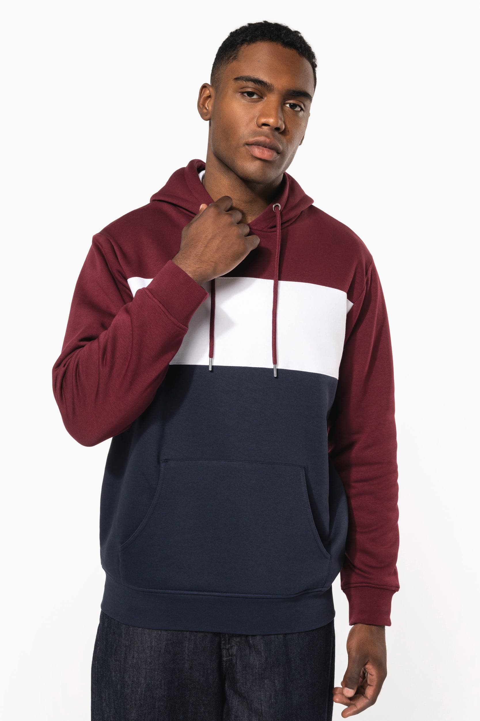 Sweat-shirt tricolore à capuche unisexe en situation