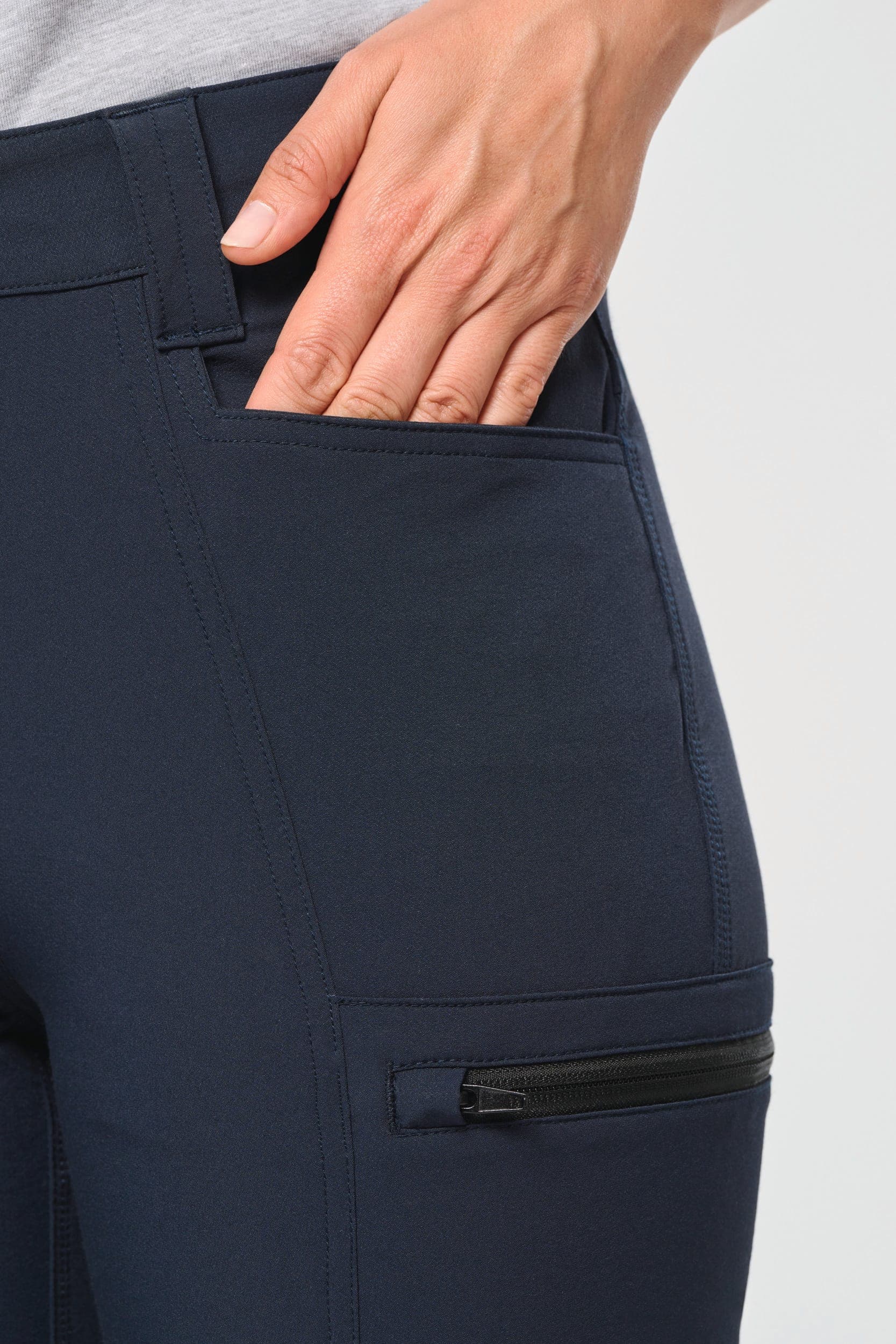Pantalon recyclé stretch femme en situation