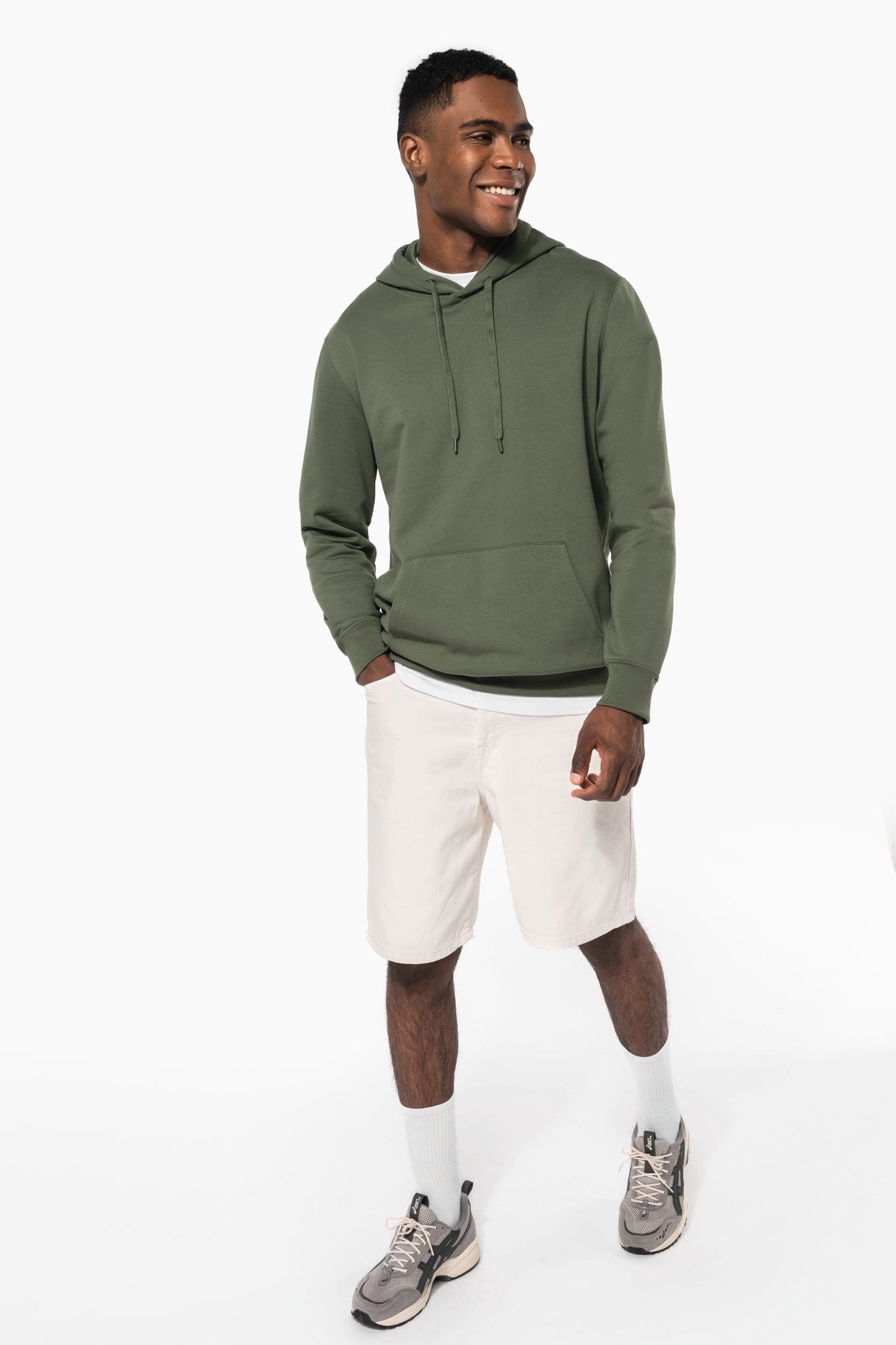 Sweat-shirt recyclé à capuche unisexe en situation